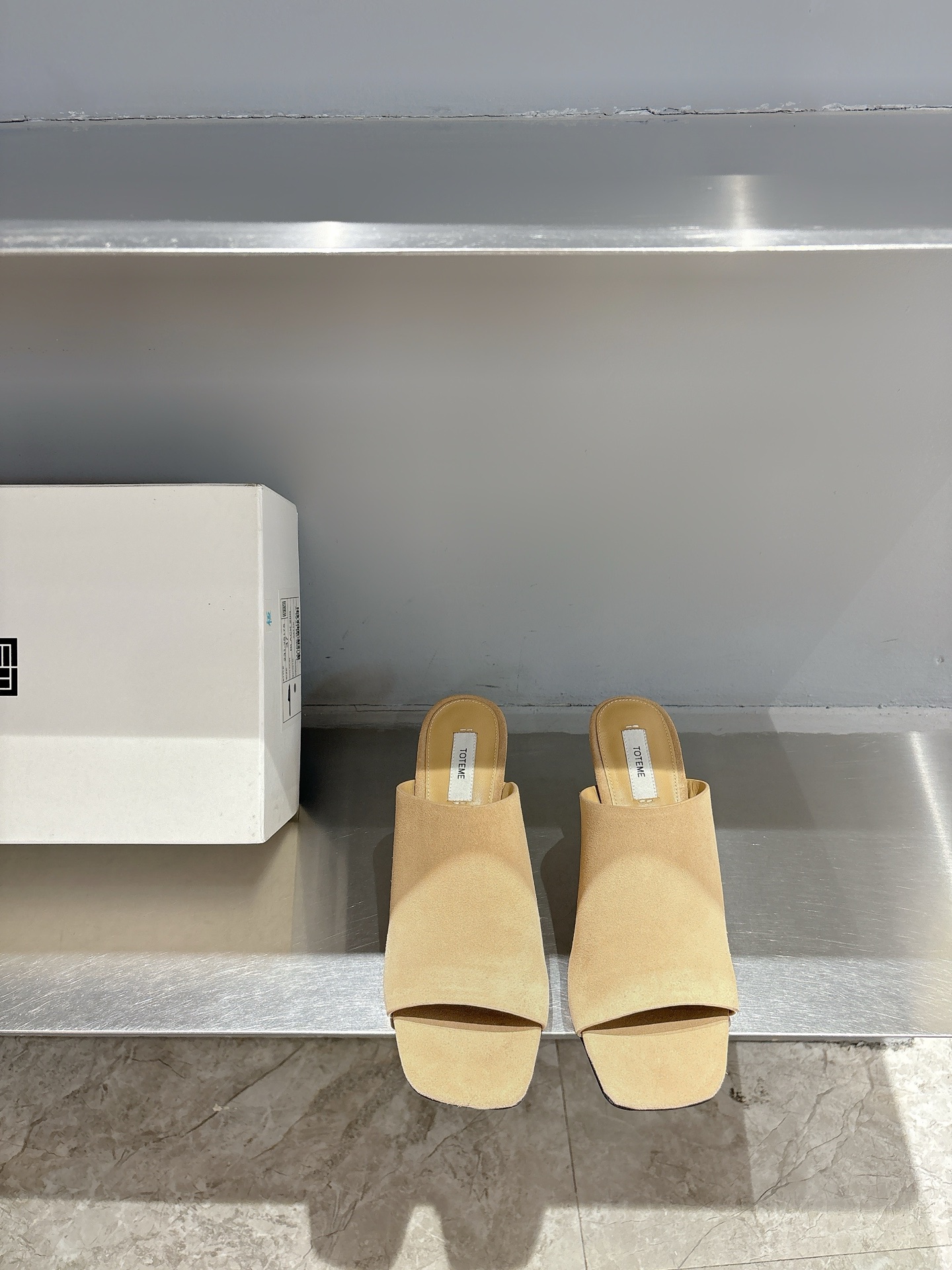 TOTEME 25s: Elegant Cow Velvet Flat-Bed Slippers with Imported Sheep Skin - 图片 5