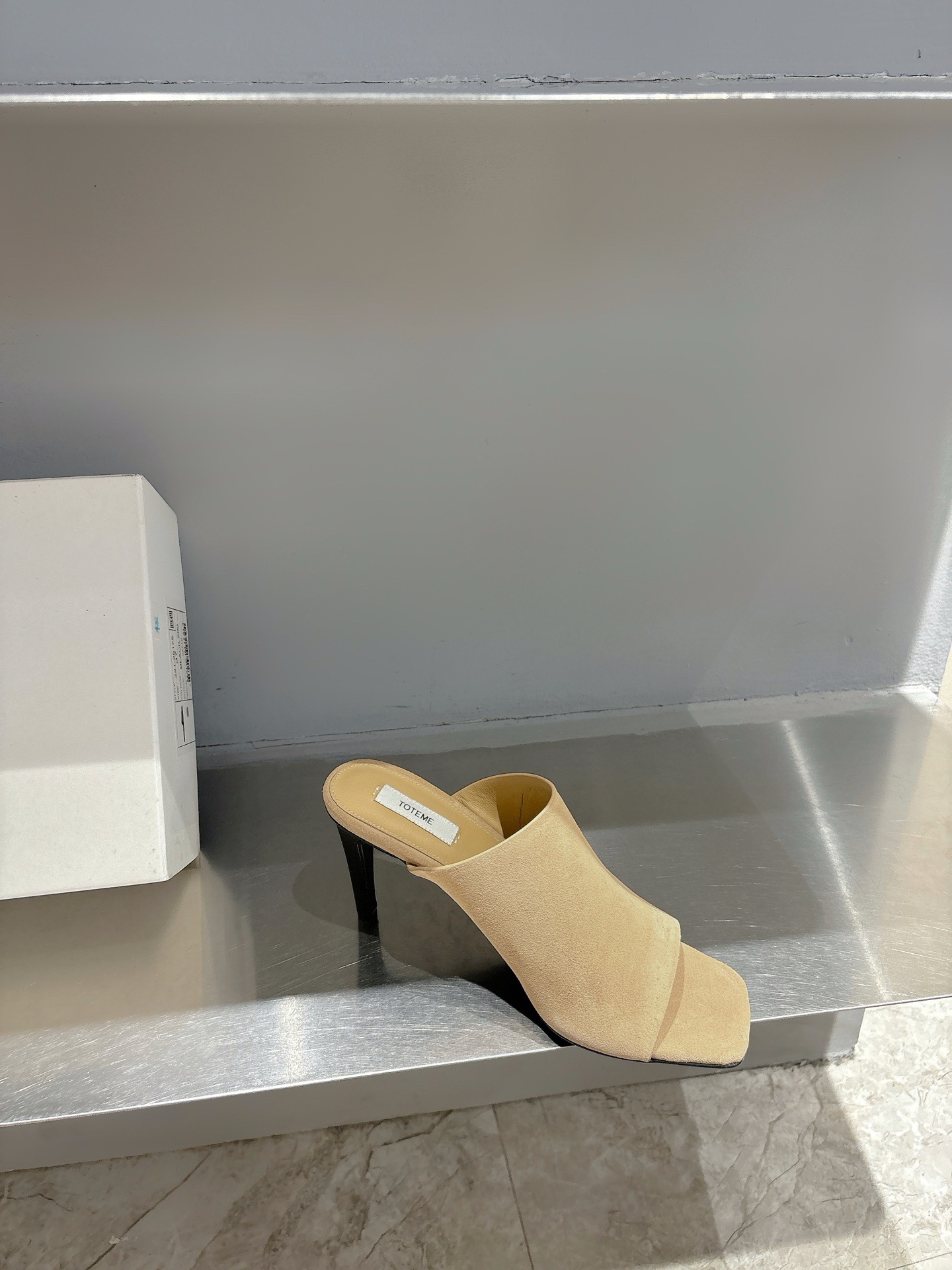 TOTEME 25s: Elegant Cow Velvet Flat-Bed Slippers with Imported Sheep Skin - 图片 7