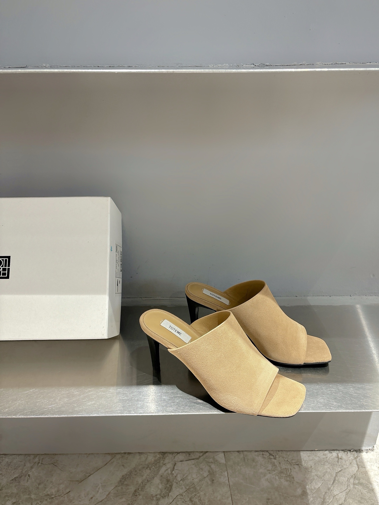 TOTEME 25s: Elegant Cow Velvet Flat-Bed Slippers with Imported Sheep Skin