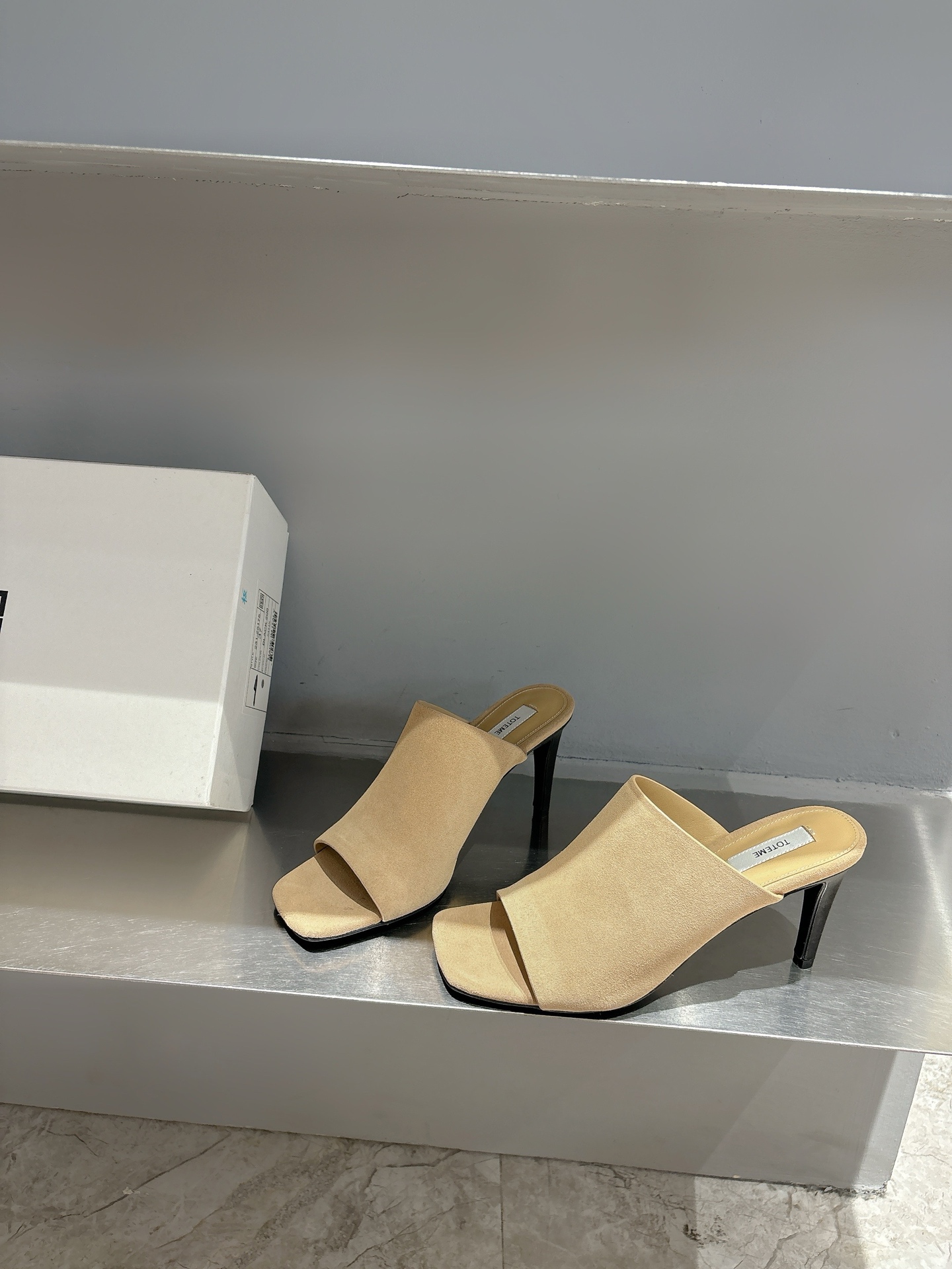 TOTEME 25s: Elegant Cow Velvet Flat-Bed Slippers with Imported Sheep Skin - 图片 3