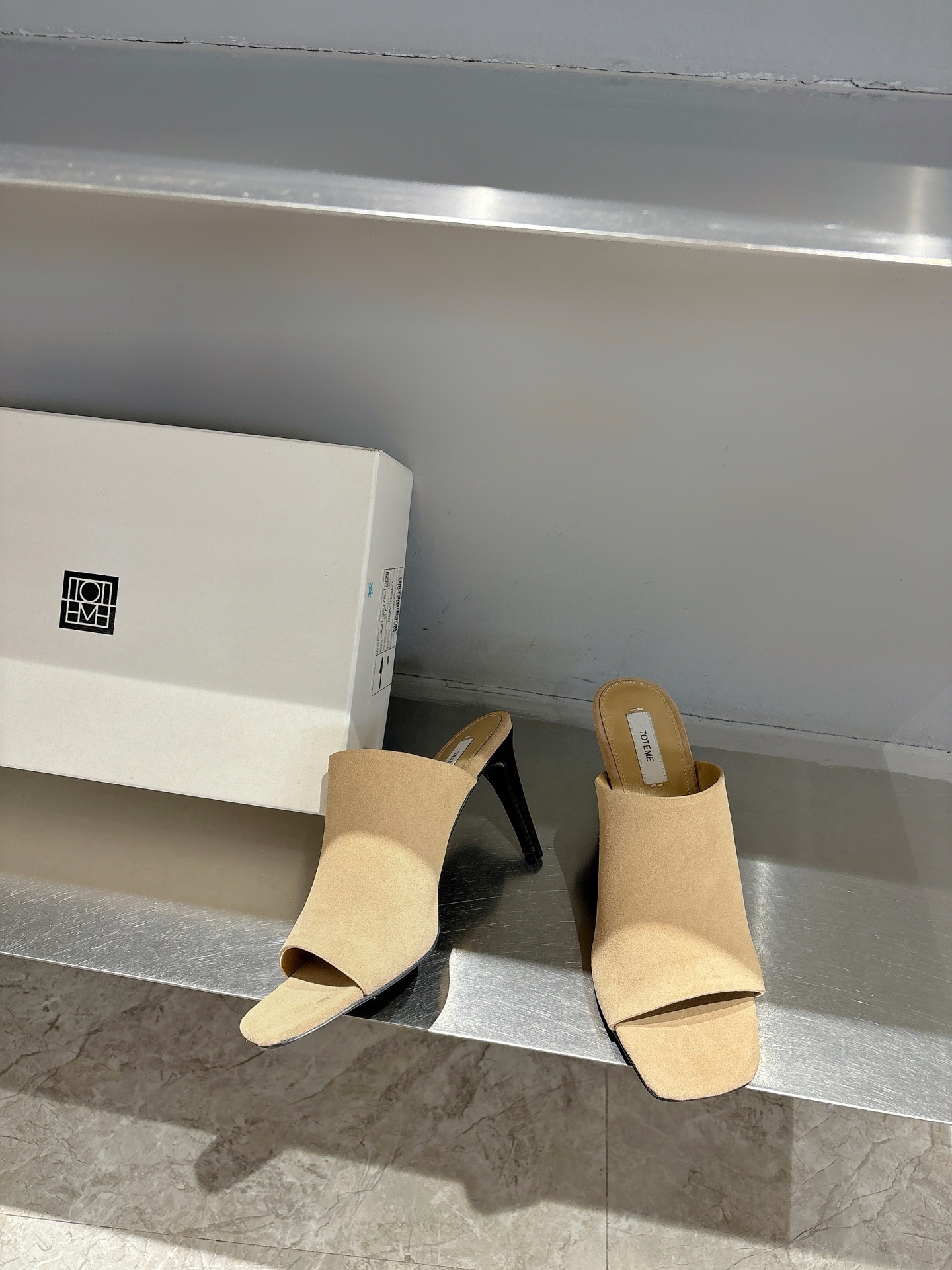 TOTEME 25s: Elegant Cow Velvet Flat-Bed Slippers with Imported Sheep Skin - 图片 4