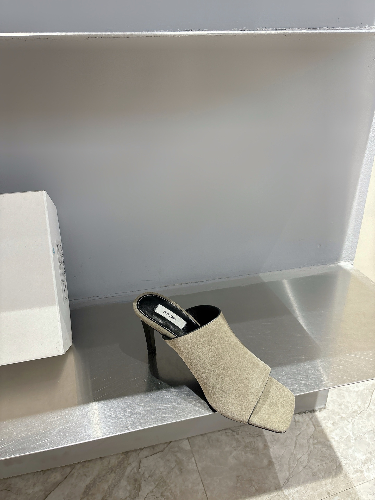 TOTEME 25s: Elegant Flat-Bed Slippers with Premium Materials. - 图片 6