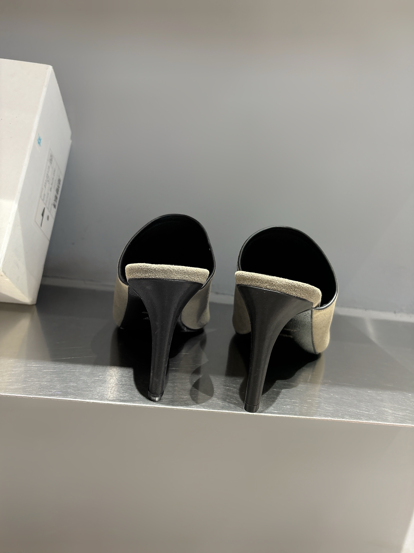 TOTEME 25s: Elegant Flat-Bed Slippers with Premium Materials. - 图片 8