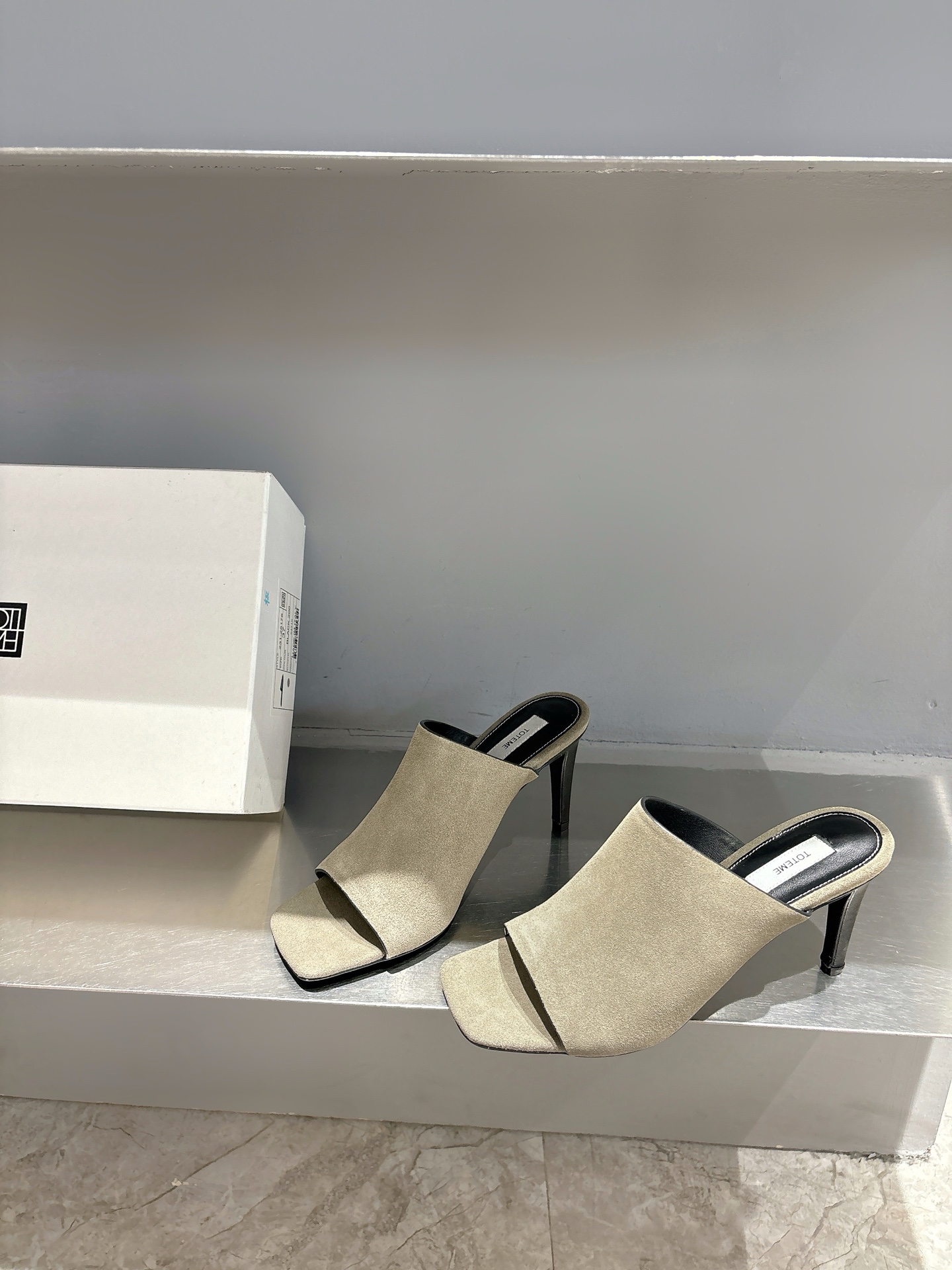 TOTEME 25s: Elegant Flat-Bed Slippers with Premium Materials. - 图片 4