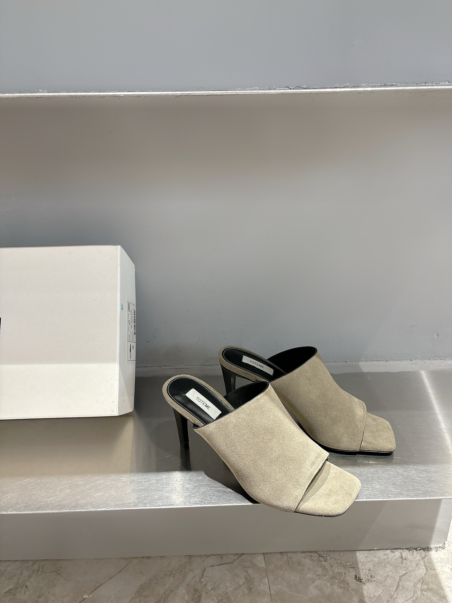 TOTEME 25s: Elegant Flat-Bed Slippers with Premium Materials.