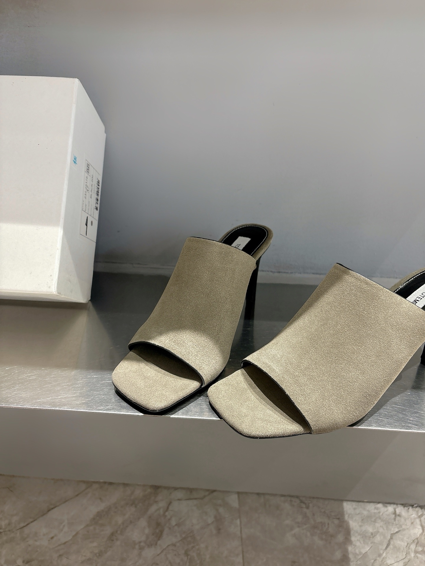 TOTEME 25s: Elegant Flat-Bed Slippers with Premium Materials. - 图片 7
