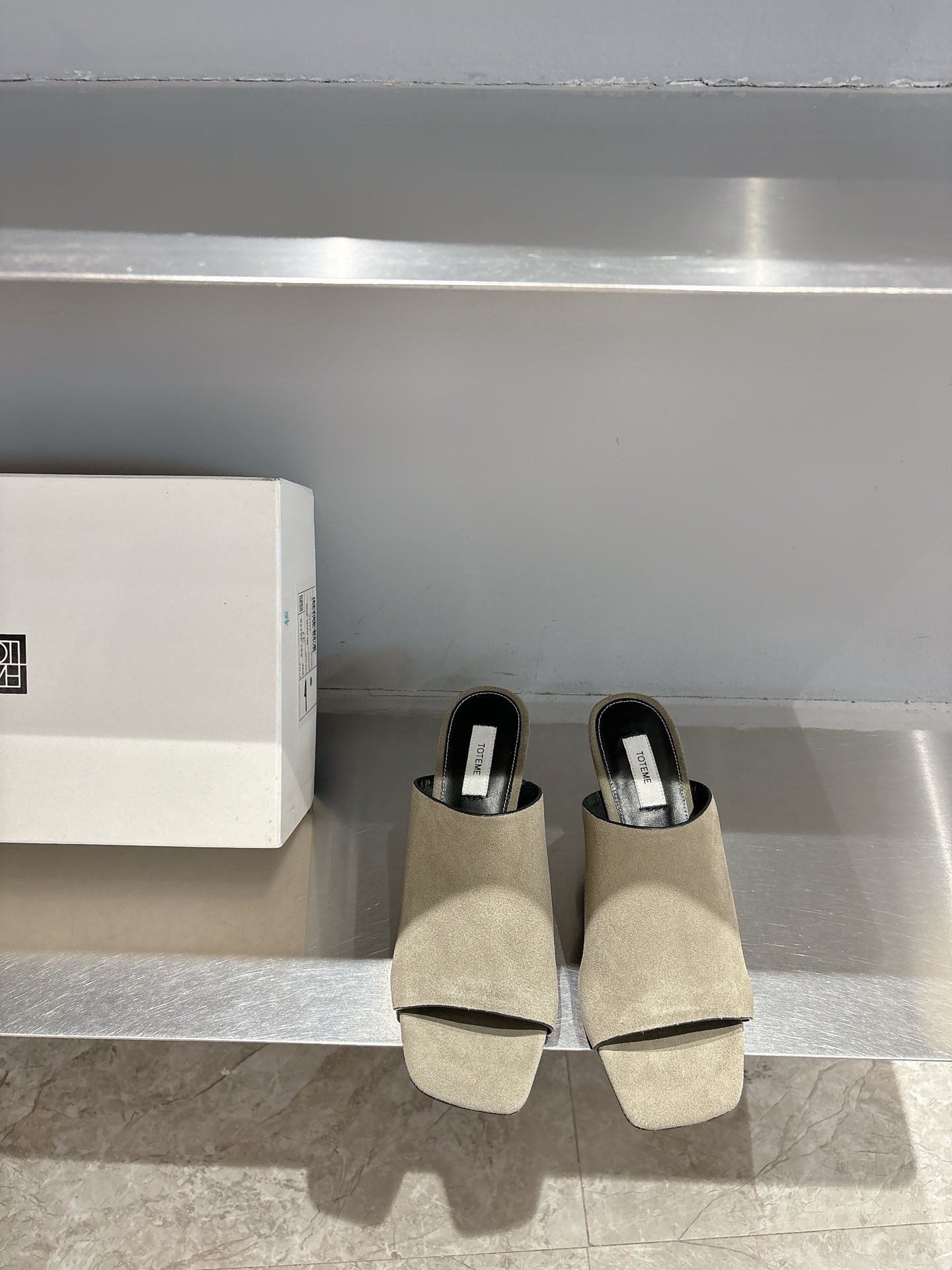 TOTEME 25s: Elegant Flat-Bed Slippers with Premium Materials. - 图片 5
