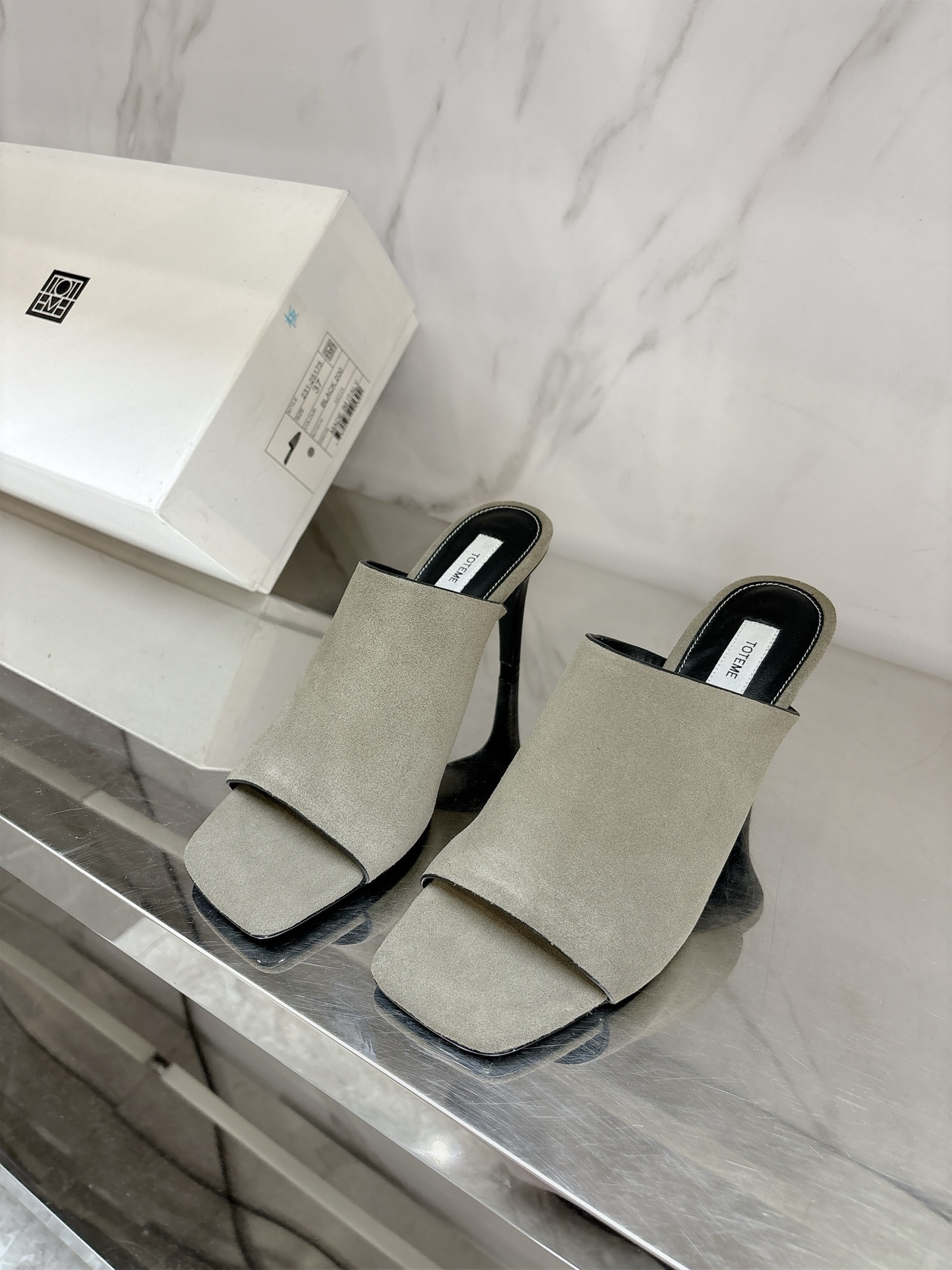 NO:409735,toteme New minimalist style treasure slippers have a minimalist style called toteme's simple and neat lines. The overall look is super high-end, and the fashionable feel is all over the pair of Gao Mercury Yangjing fabric, sheepskin lining, Italian imported leather sole, size 35-39# (40# customized, non-return and exchange) Flat sole High heels, high heels, slippers, sheepskin, sheep, Leather soles19860909toteme 新款极简风宝藏拖鞋有一种极简,叫做toteme简单利落的线条,整体看上去超级高级,时髦感一下子就拉满对版高丝光羊京面料,羊皮内里,意大利进口真皮大底,尺码35-39#（40#订做不退换） 平底 高跟,高跟鞋拖鞋,high heels,slippers,sheepskin,sheep,Leather soles,Women's Shoes