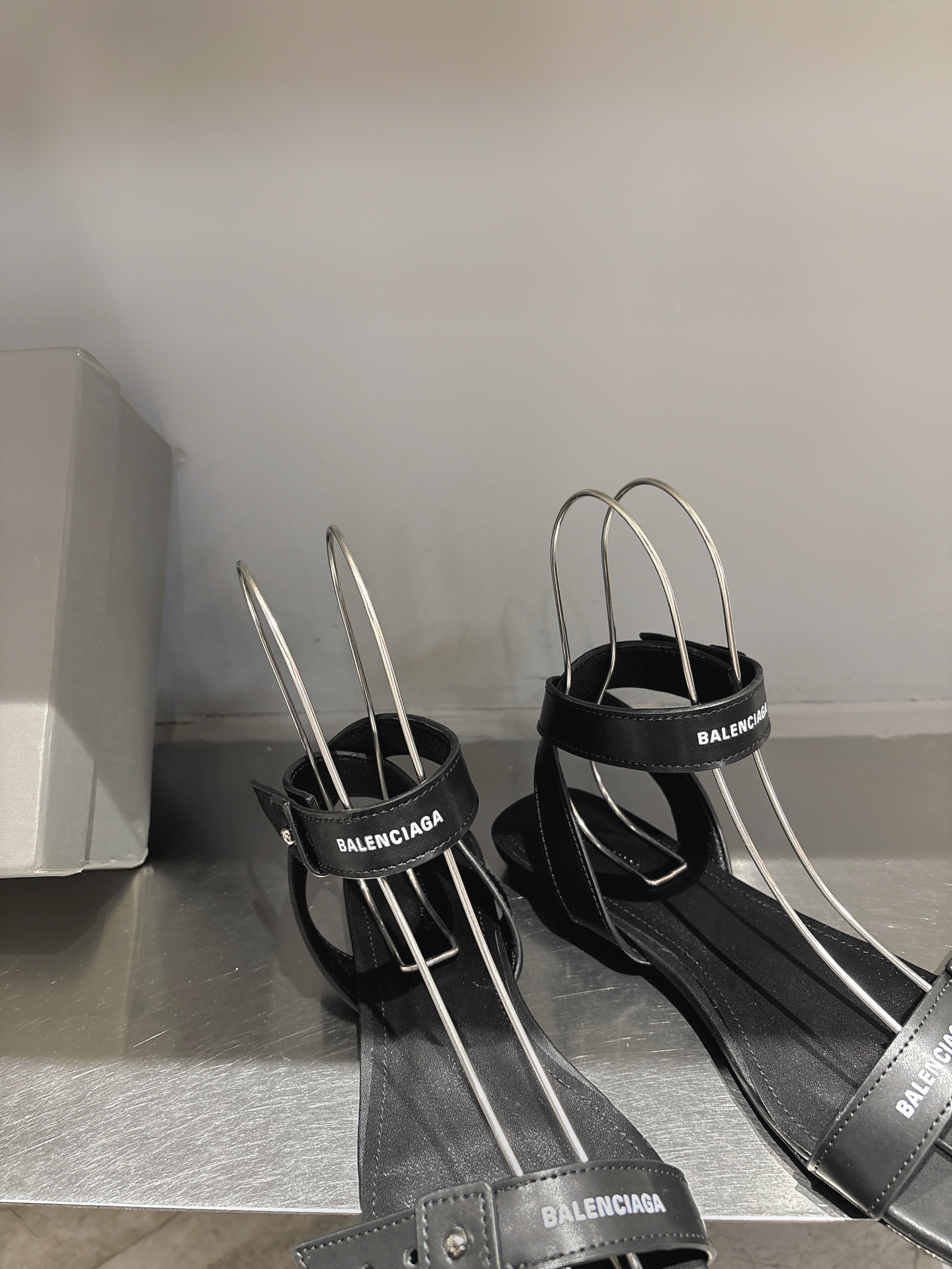 Balentia 2025 Spring Summer Metal Nailed Cagole Sandals: Original Skins, Manual Metal Locks - 图片 7