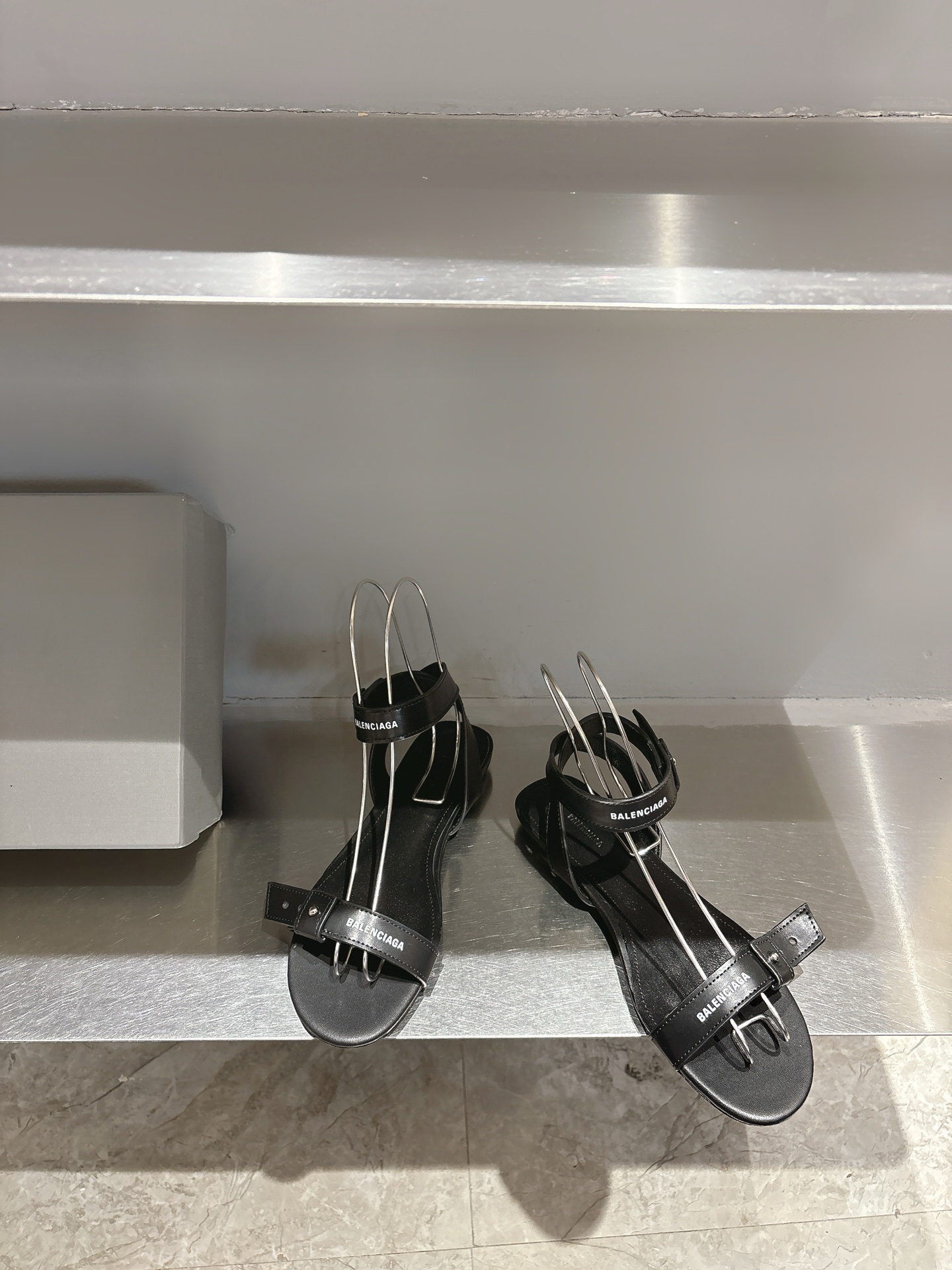 Balentia 2025 Spring Summer Metal Nailed Cagole Sandals: Original Skins, Manual Metal Locks - 图片 2