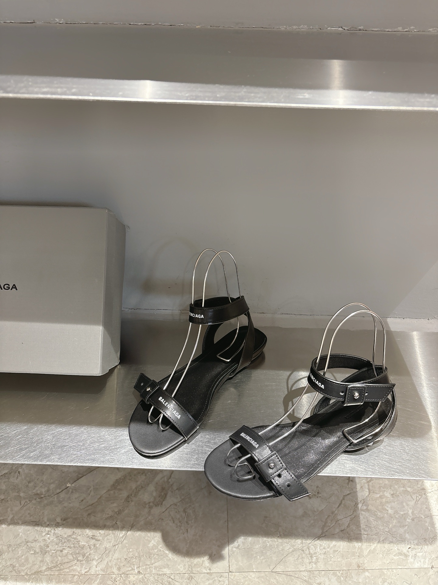 Balentia 2025 Spring Summer Metal Nailed Cagole Sandals: Original Skins, Manual Metal Locks - 图片 3