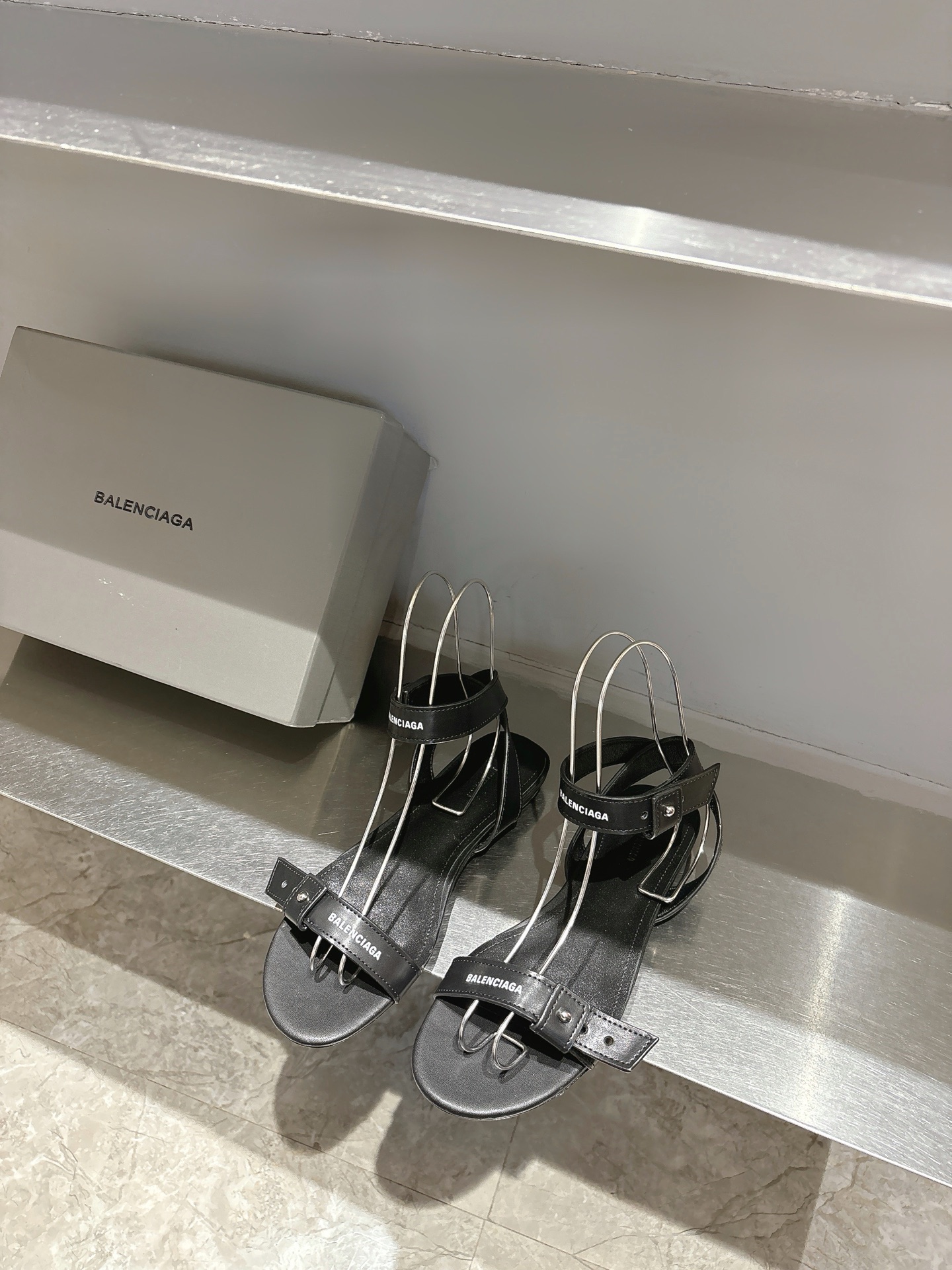 Balentia 2025 Spring Summer Metal Nailed Cagole Sandals: Original Skins, Manual Metal Locks - 图片 4