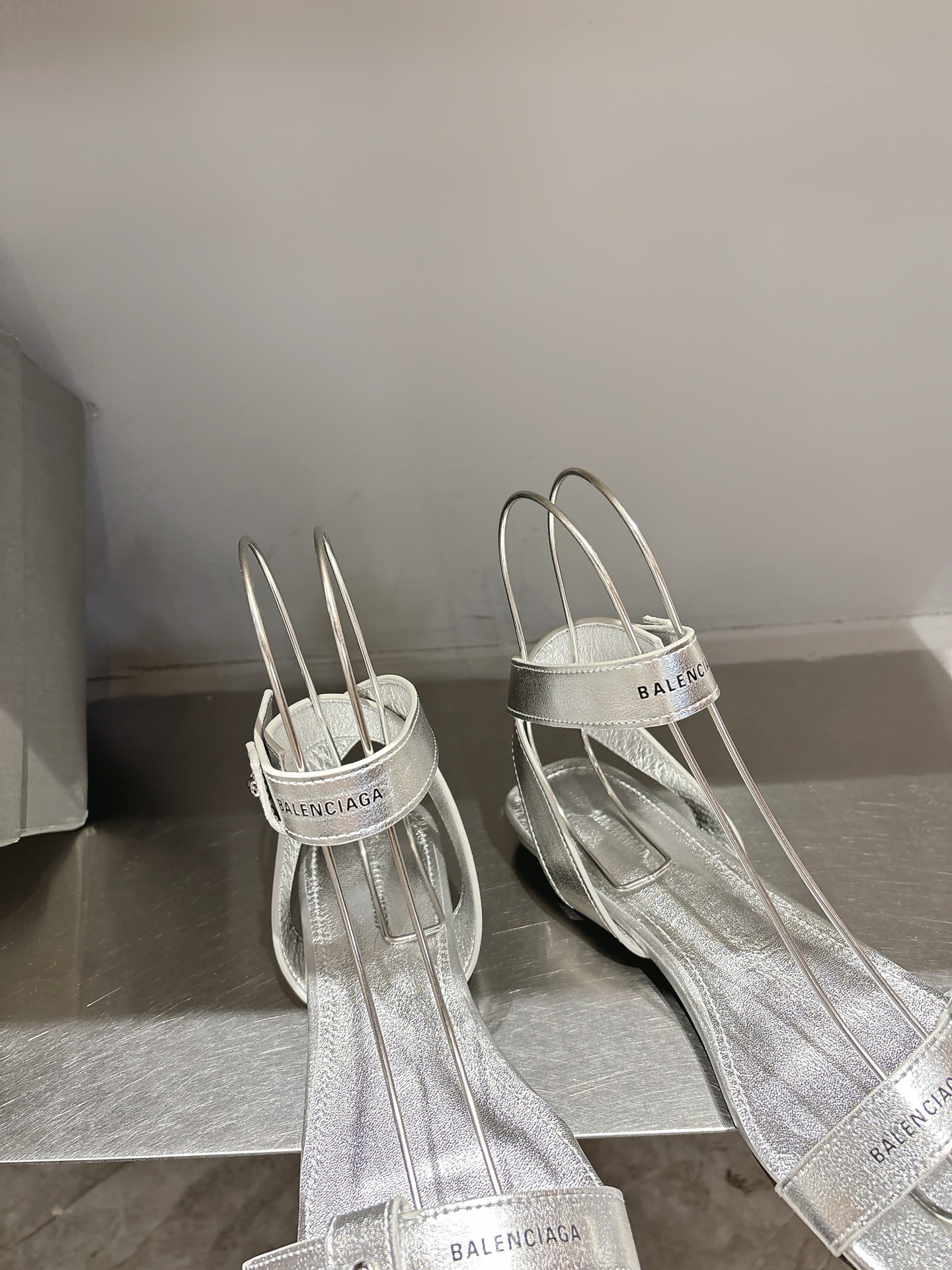 Balentia 2025 Spring Summer Metal Nailed Cagole Sandals: Original Skins, Manual Metal Locks. - 图片 7