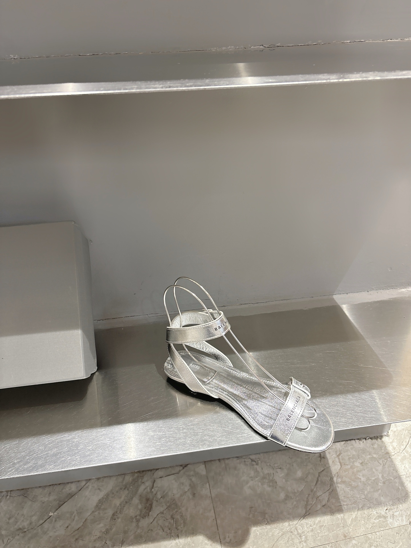 Balentia 2025 Spring Summer Metal Nailed Cagole Sandals: Original Skins, Manual Metal Locks. - 图片 6