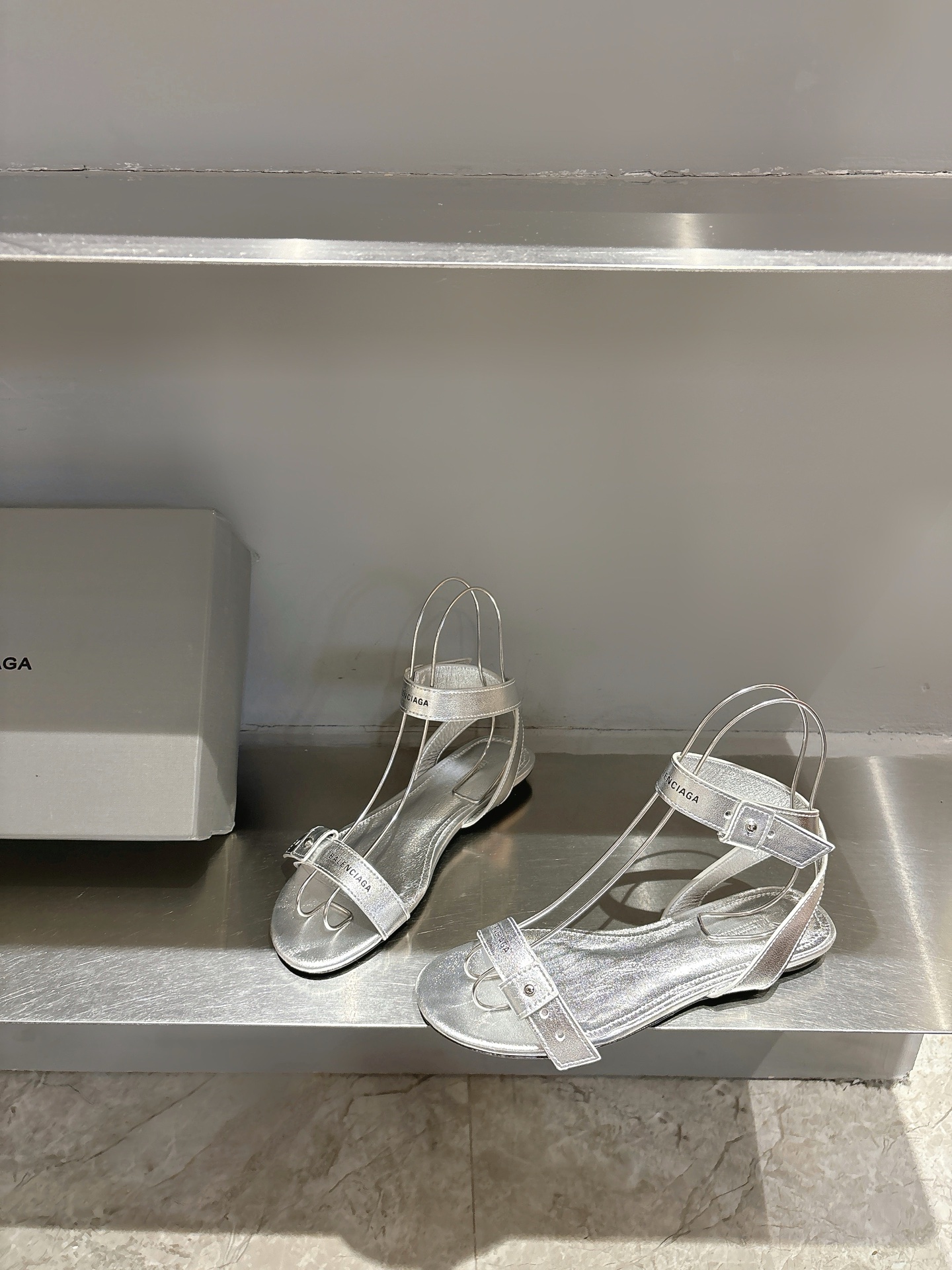 Balentia 2025 Spring Summer Metal Nailed Cagole Sandals: Original Skins, Manual Metal Locks. - 图片 4