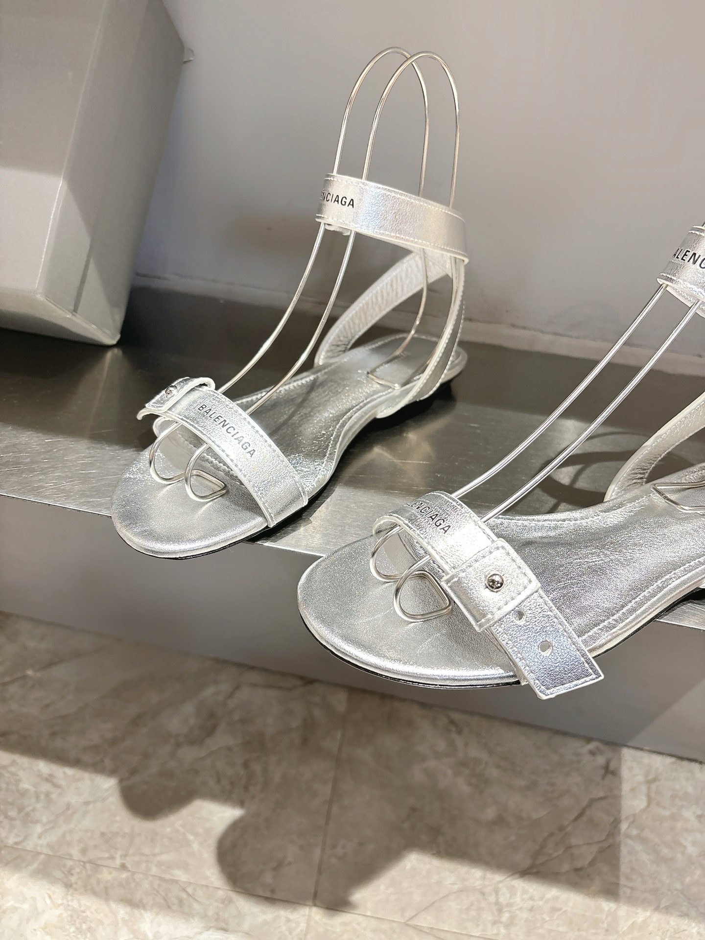 Balentia 2025 Spring Summer Metal Nailed Cagole Sandals: Original Skins, Manual Metal Locks. - 图片 8