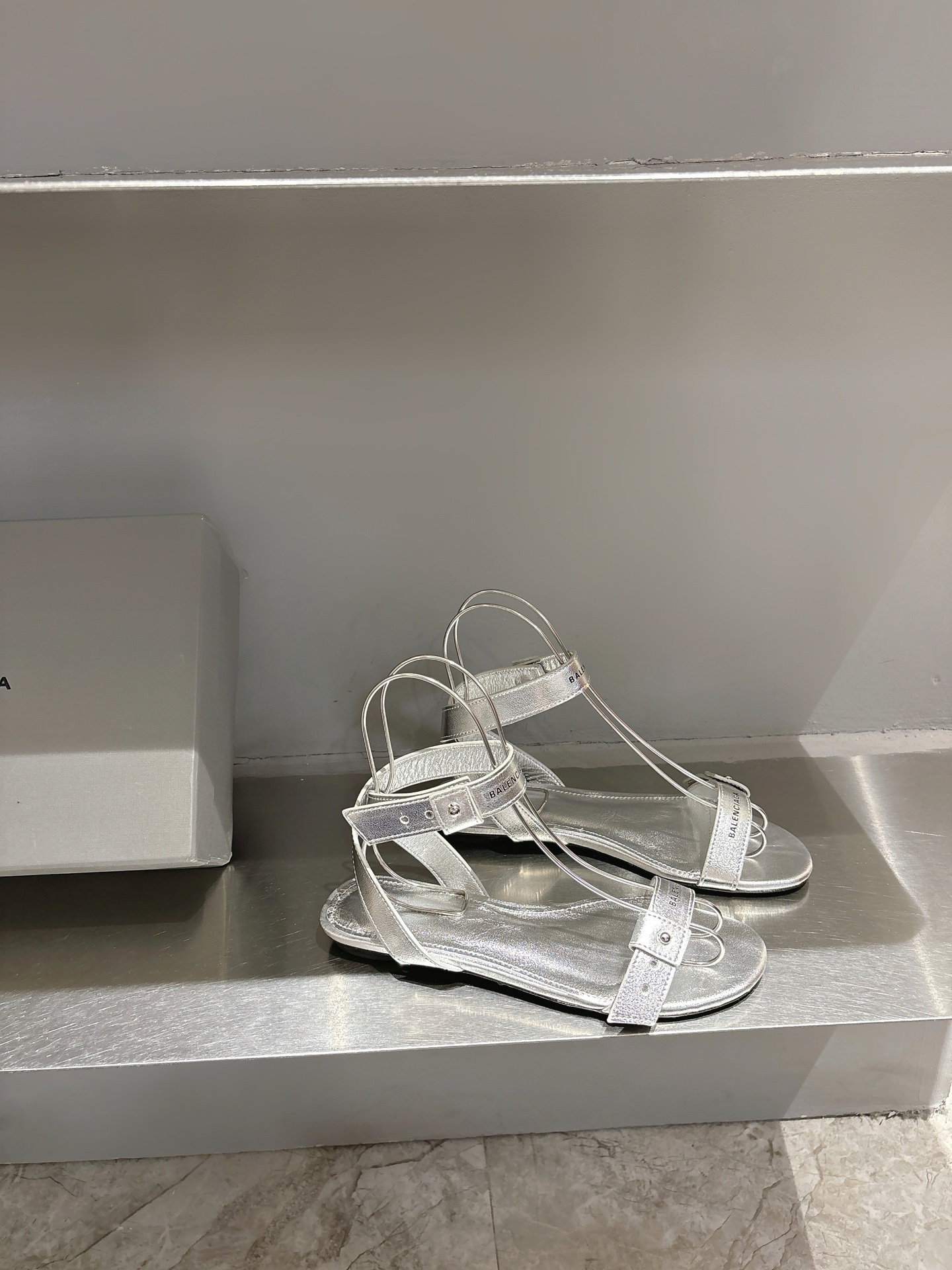 Balentia 2025 Spring Summer Metal Nailed Cagole Sandals: Original Skins, Manual Metal Locks. - 图片 2