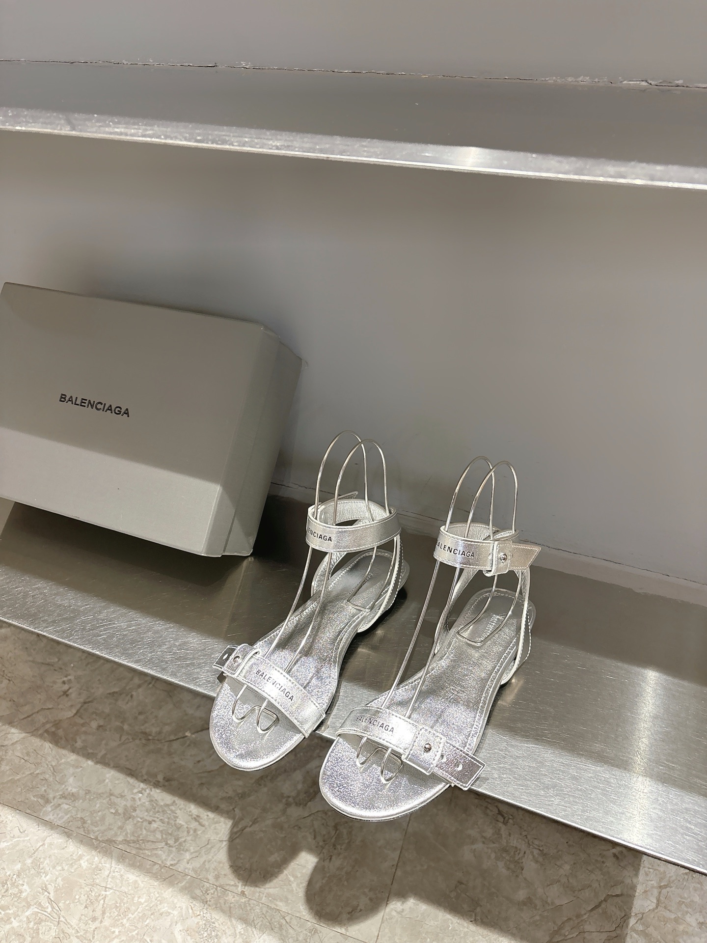 Balentia 2025 Spring Summer Metal Nailed Cagole Sandals: Original Skins, Manual Metal Locks. - 图片 5