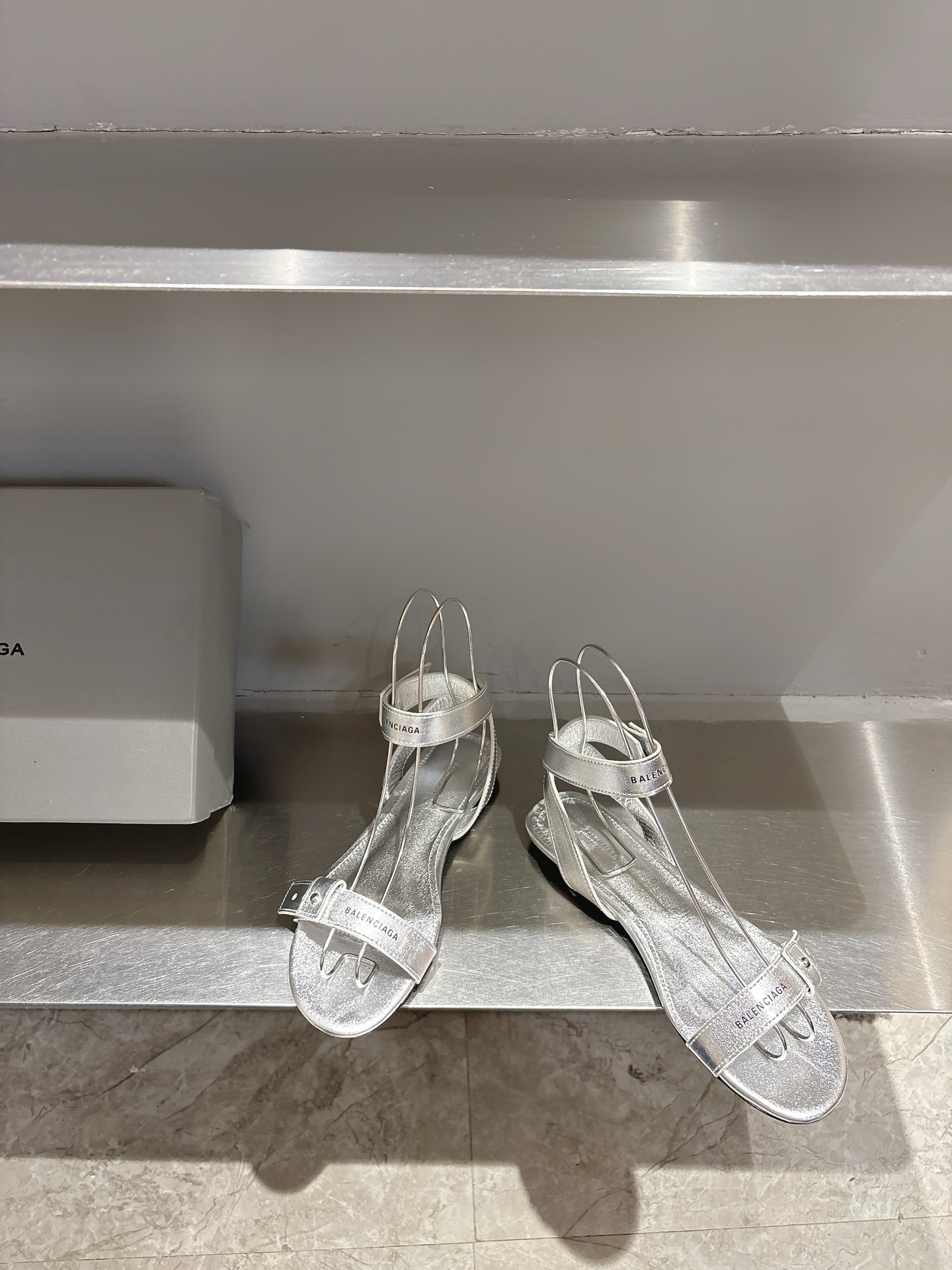 Balentia 2025 Spring Summer Metal Nailed Cagole Sandals: Original Skins, Manual Metal Locks. - 图片 3