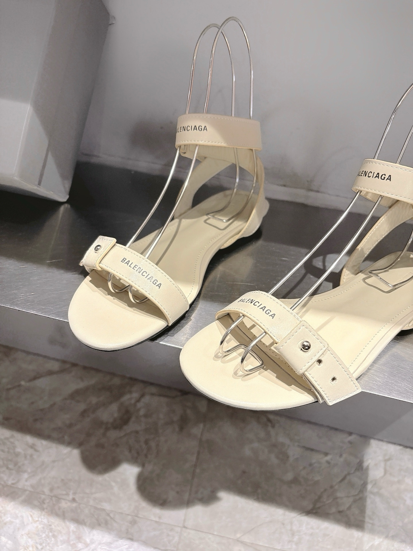 Balentia 2025 Spring Summer Metal Nailed Cagole Sandals with Original Skin Inside - 图片 7