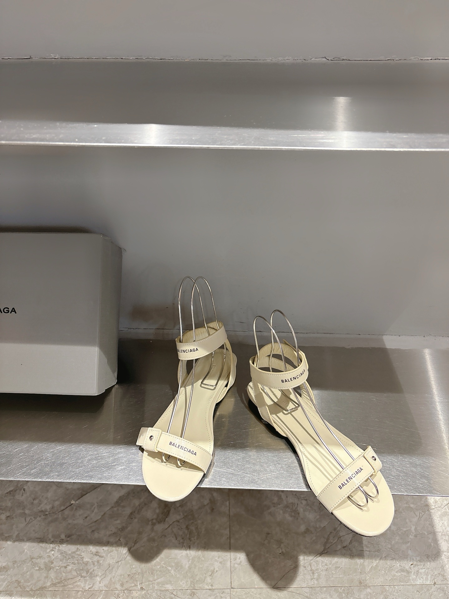 Balentia 2025 Spring Summer Metal Nailed Cagole Sandals with Original Skin Inside - 图片 3