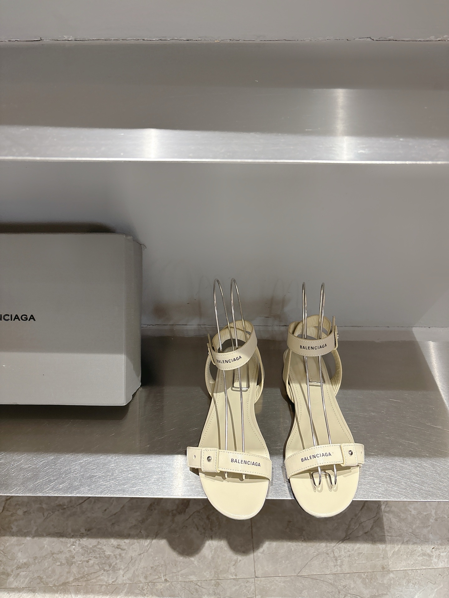 Balentia 2025 Spring Summer Metal Nailed Cagole Sandals with Original Skin Inside - 图片 1