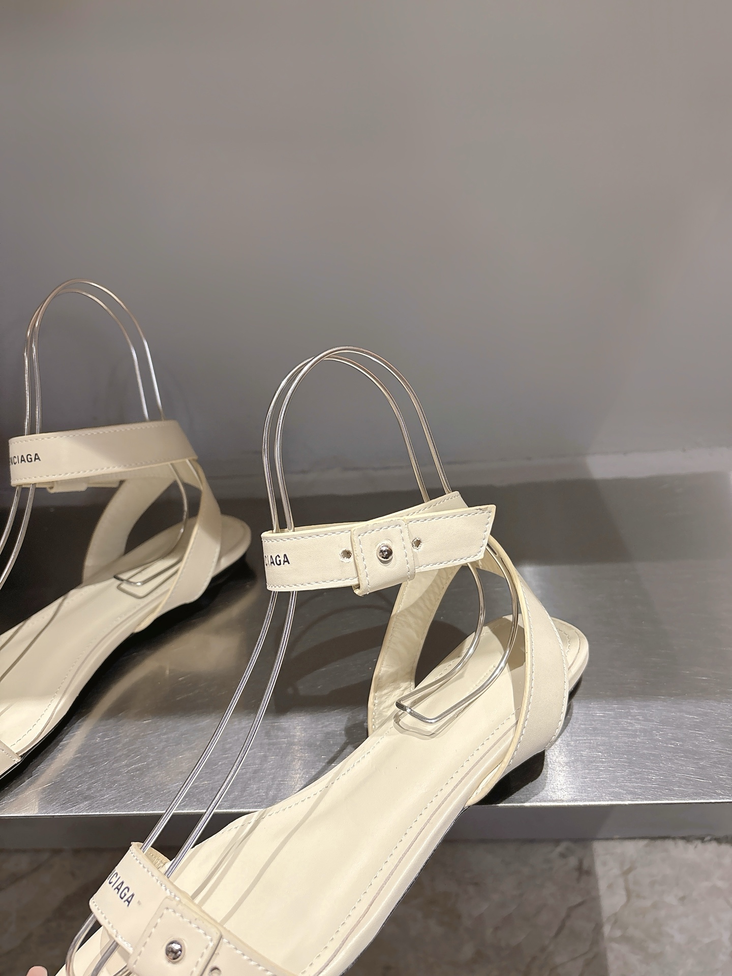 Balentia 2025 Spring Summer Metal Nailed Cagole Sandals with Original Skin Inside - 图片 8