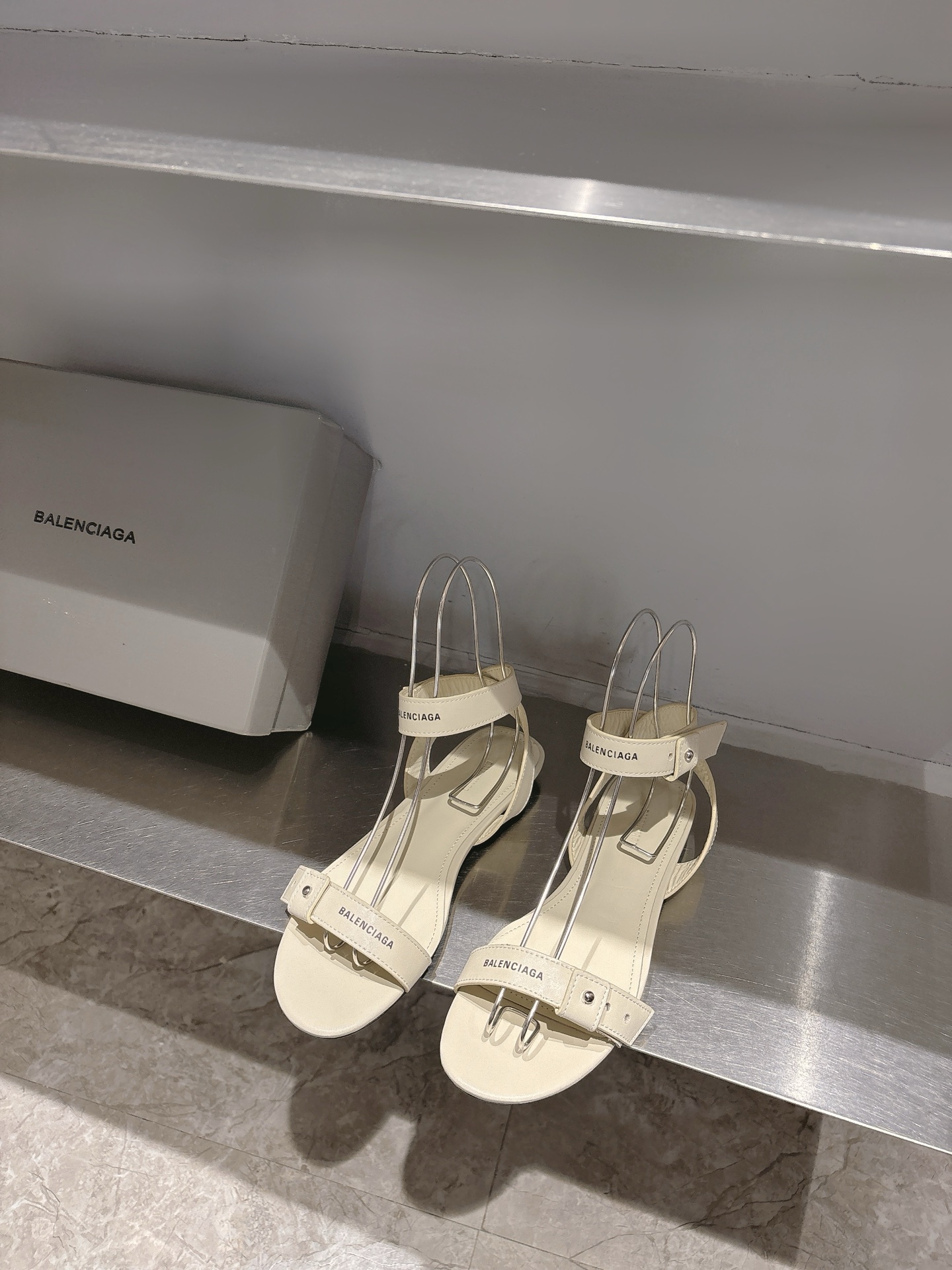 Balentia 2025 Spring Summer Metal Nailed Cagole Sandals with Original Skin Inside - 图片 5