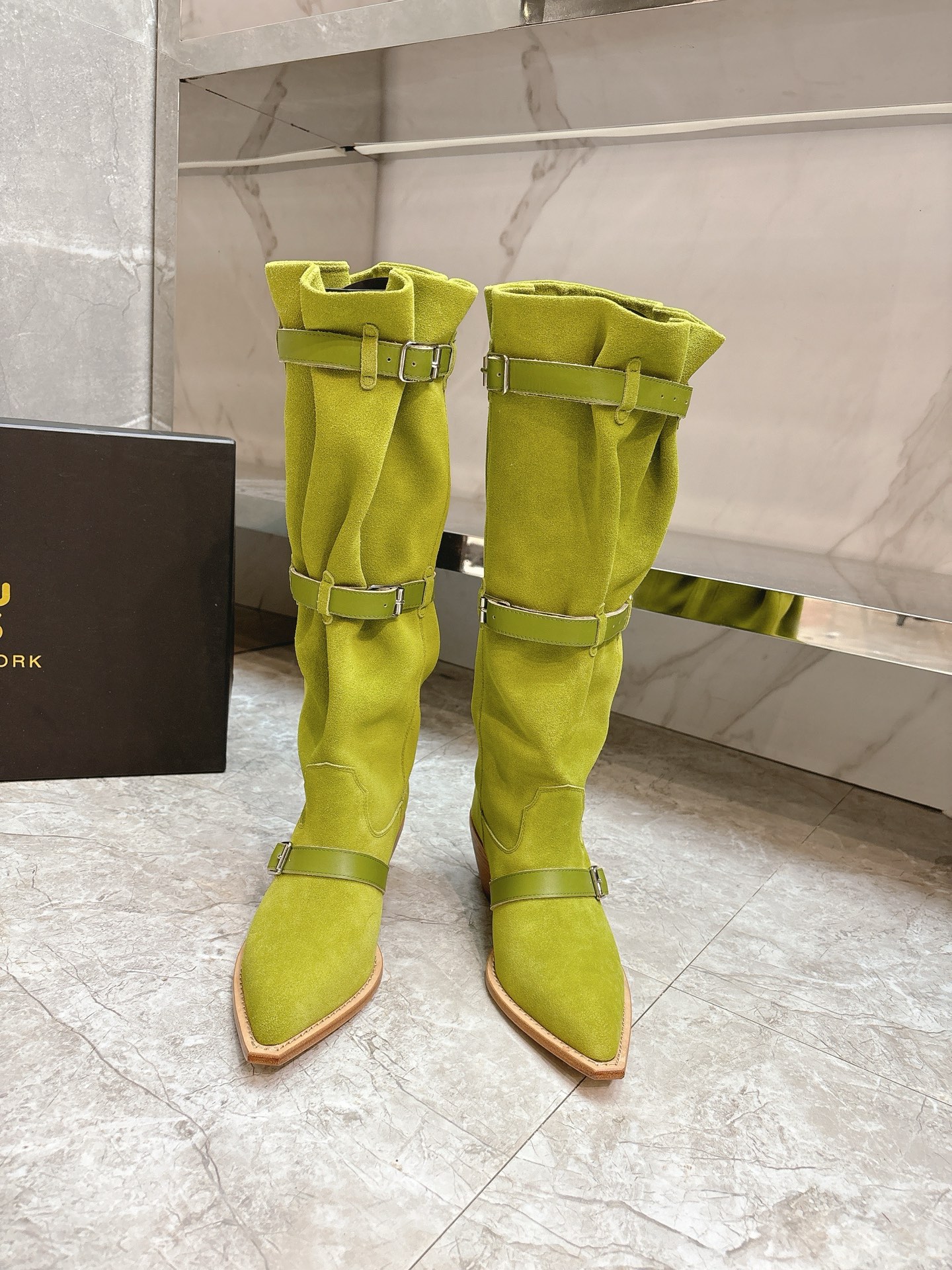 NO:411903,R132025 autumn and winter new style pile boots are coming A brand with punk rock as its core and aesthetics pile boots are beautiful in a new height, showing thin legs without losing laziness, coolness and stylish cowhide/Gao Mercury Yangjing fabric, cowhide inner lining, Italian imported leather large soles, size 35-39# (40# customized without return or exchange), boots, boots, cowhide, sheep, Leather soles19860909R132025秋冬新款堆堆靴美靴来临一个以朋克摇滚为内核和审美的品牌堆堆靴美出新高度显腿细又不失慵懒酷感酷飒有型对版牛皮/高丝光羊京面料,牛皮内里,意大利进口真皮大底,码数35-39#（40#订做不退换）,靴子,boots,cowhide,sheep,Leather soles,Women's Shoes