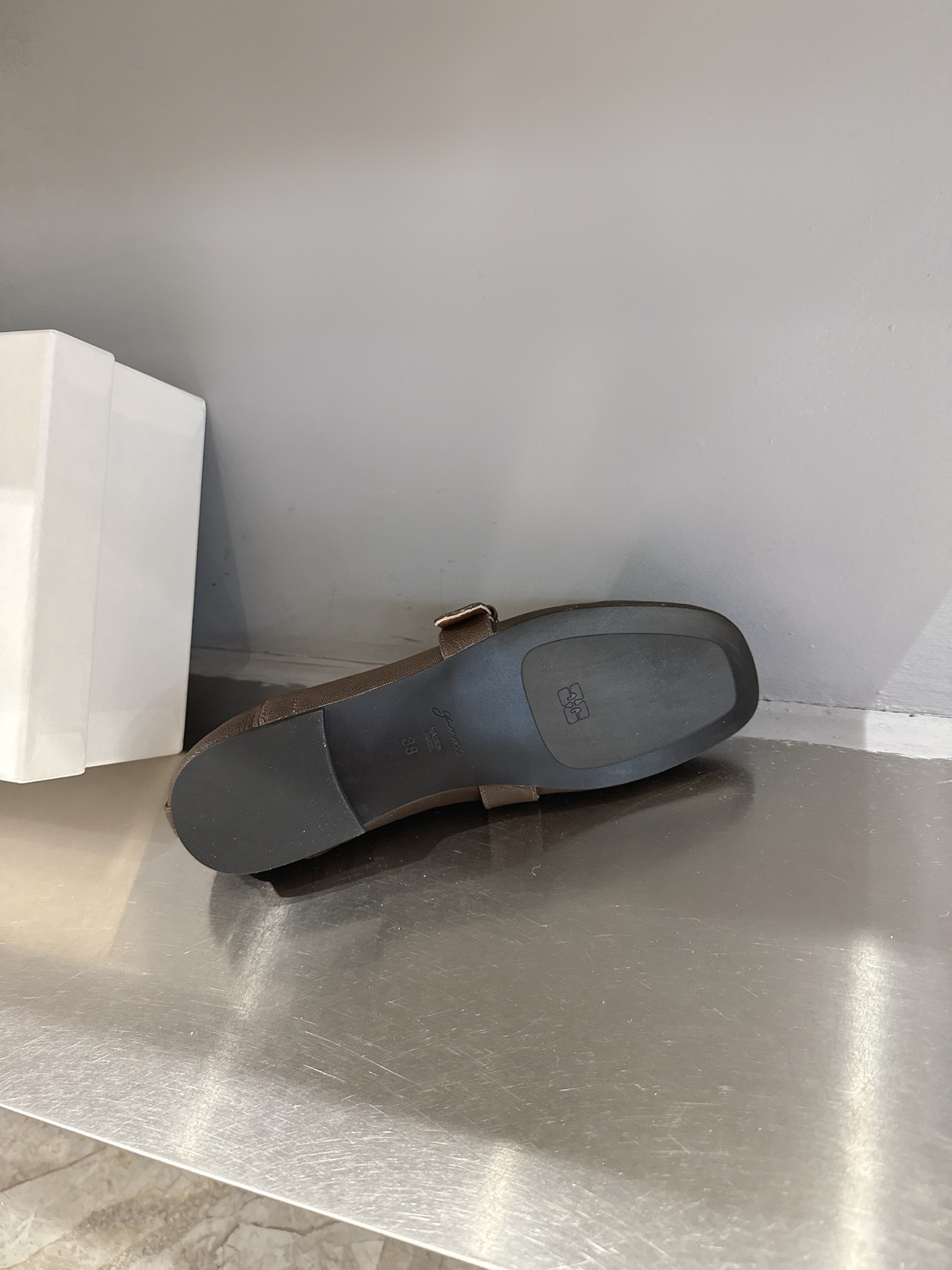 GANNI Spring/Summer 25s Collection: Derby Shoes in Classic Black and White. - 图片 9