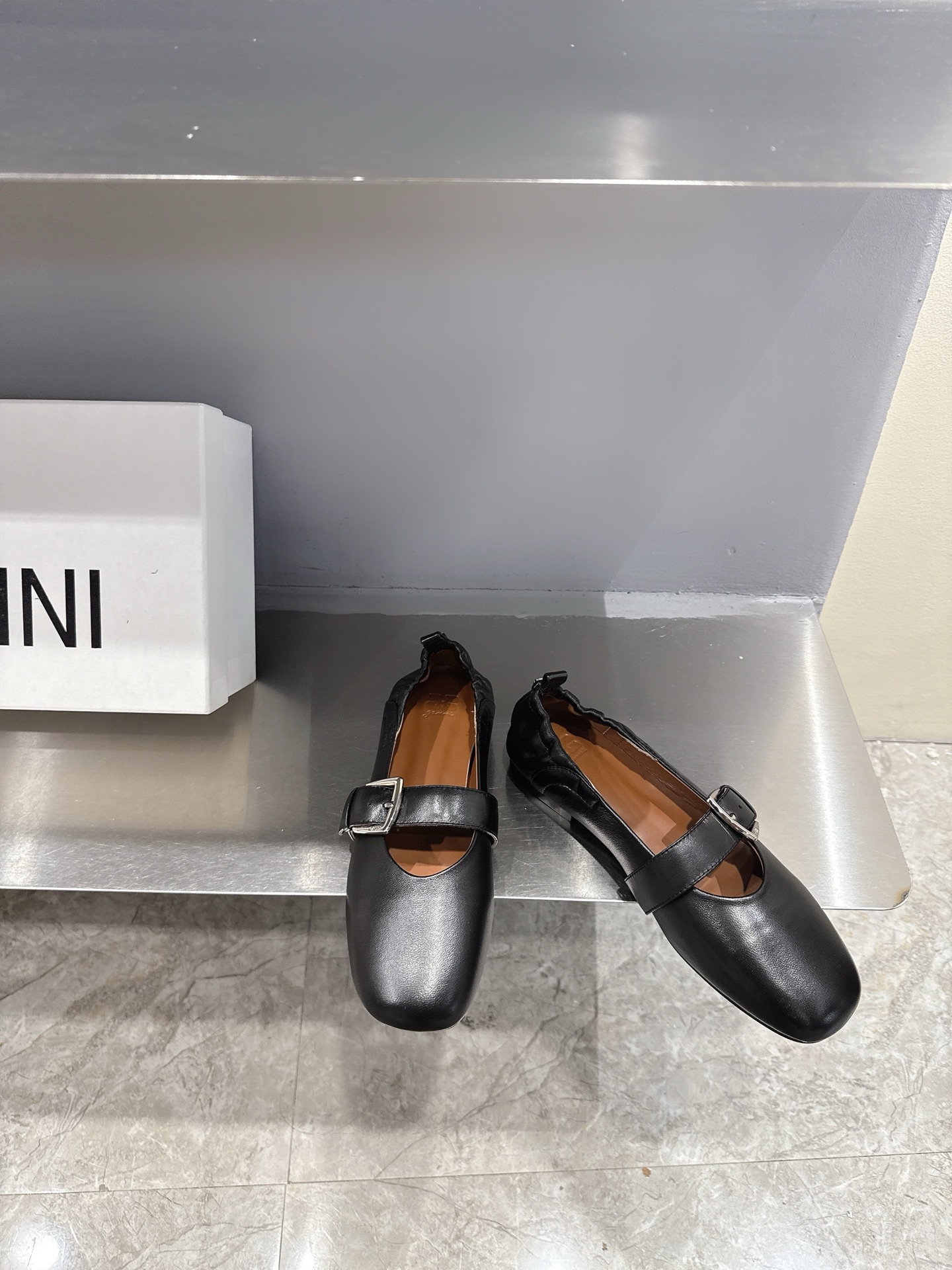 GANNI Spring/Summer ’25: Derby Shoes in Black, White, and Red - 图片 2