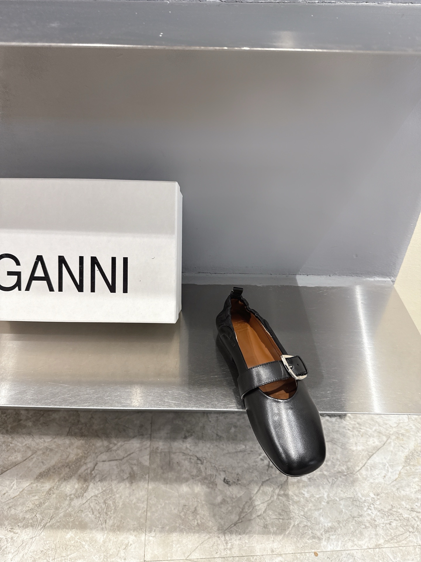 GANNI Spring/Summer ’25: Derby Shoes in Black, White, and Red - 图片 5