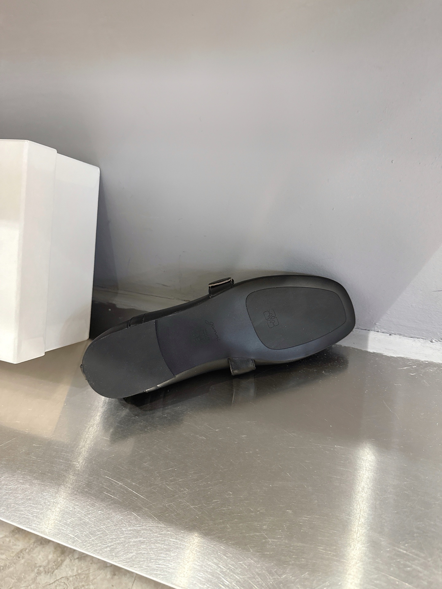 GANNI Spring/Summer ’25: Derby Shoes in Black, White, and Red - 图片 9