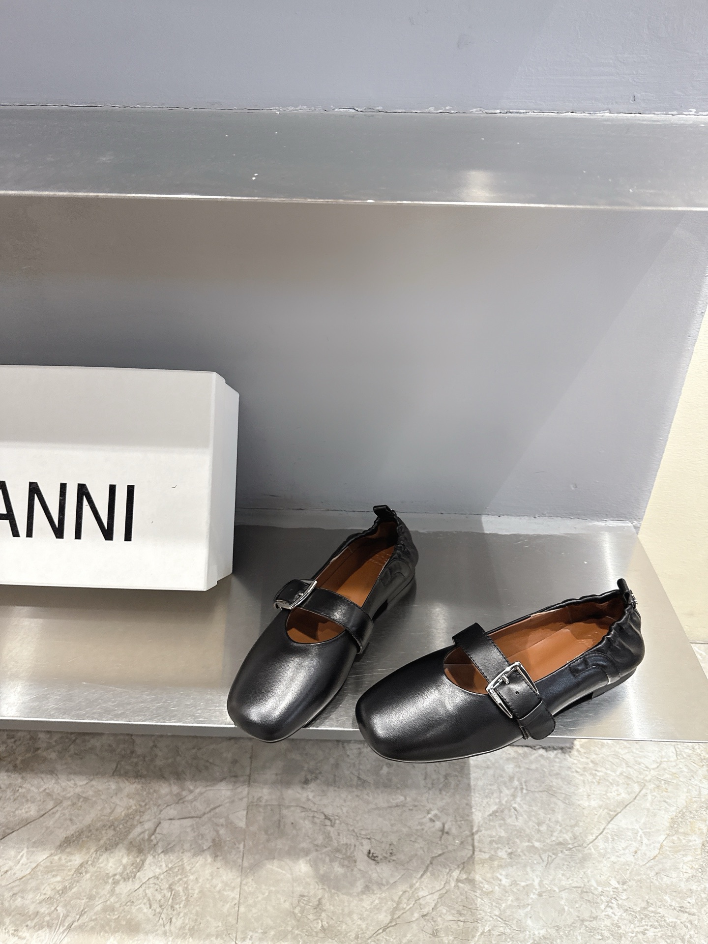 GANNI Spring/Summer ’25: Derby Shoes in Black, White, and Red - 图片 3
