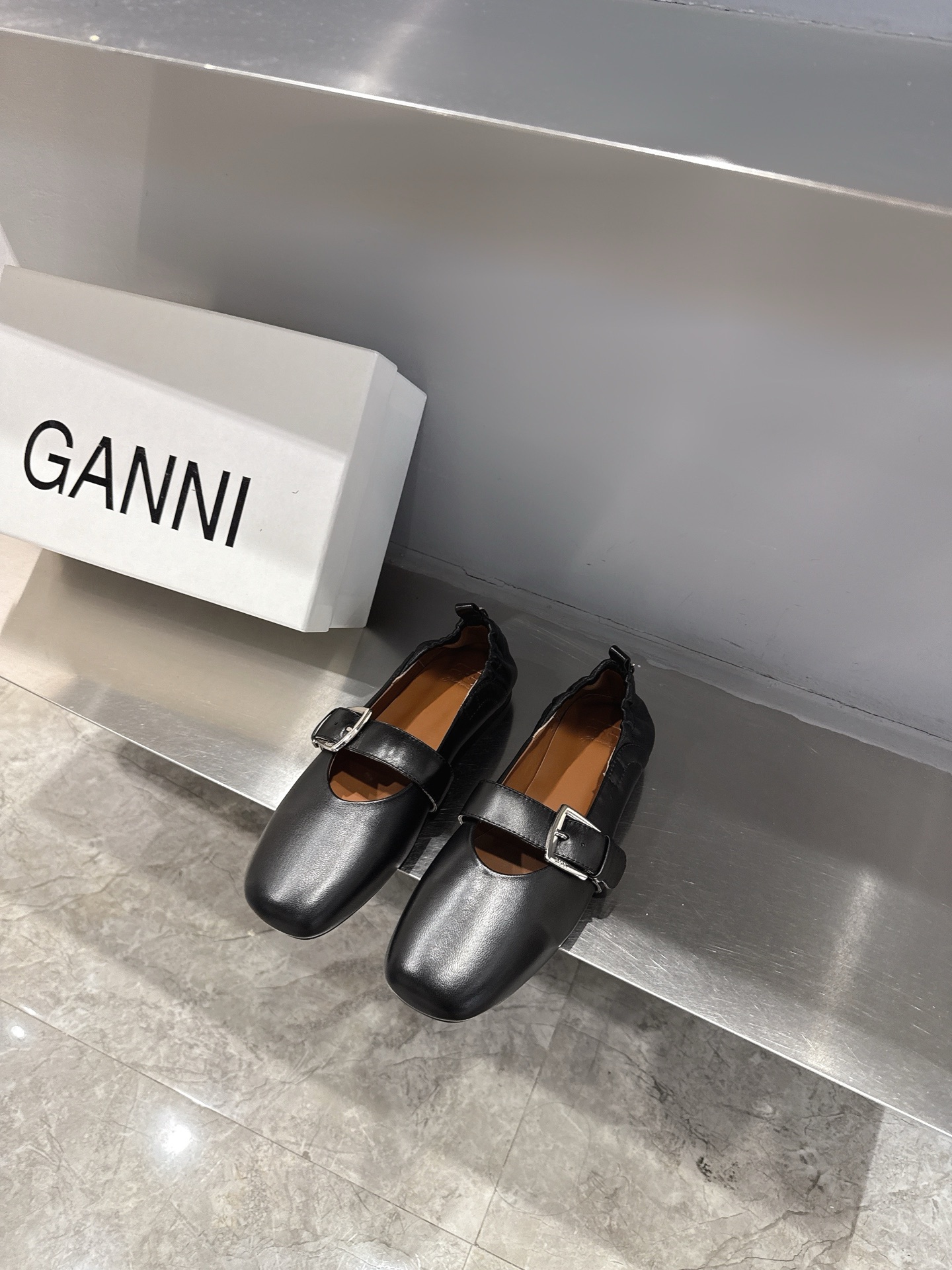 GANNI Spring/Summer ’25: Derby Shoes in Black, White, and Red - 图片 6