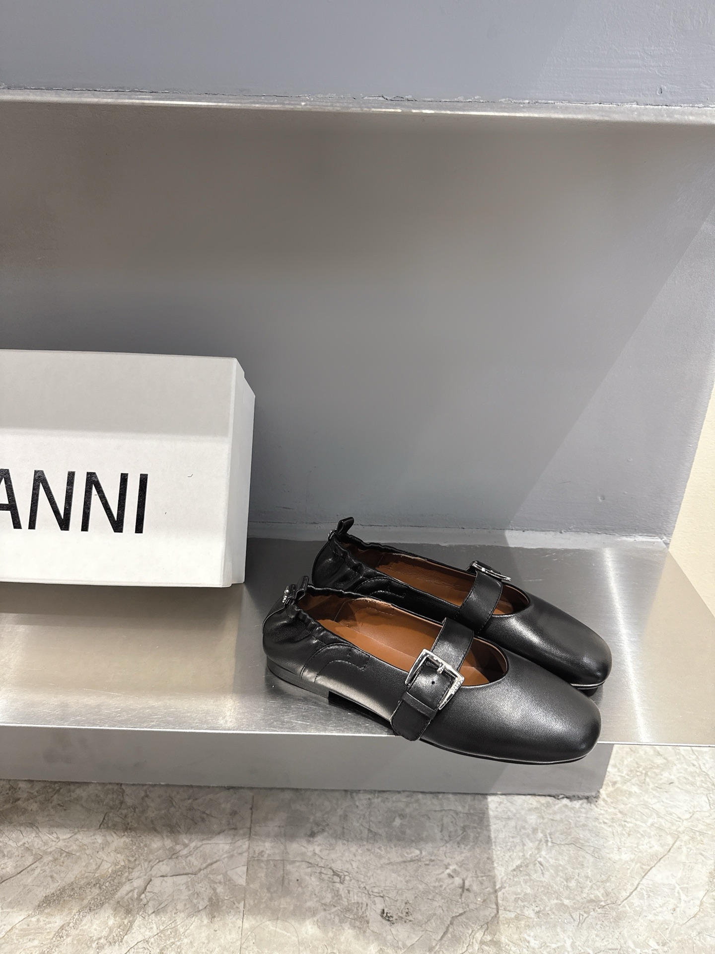 GANNI Spring/Summer ’25: Derby Shoes in Black, White, and Red - 图片 4