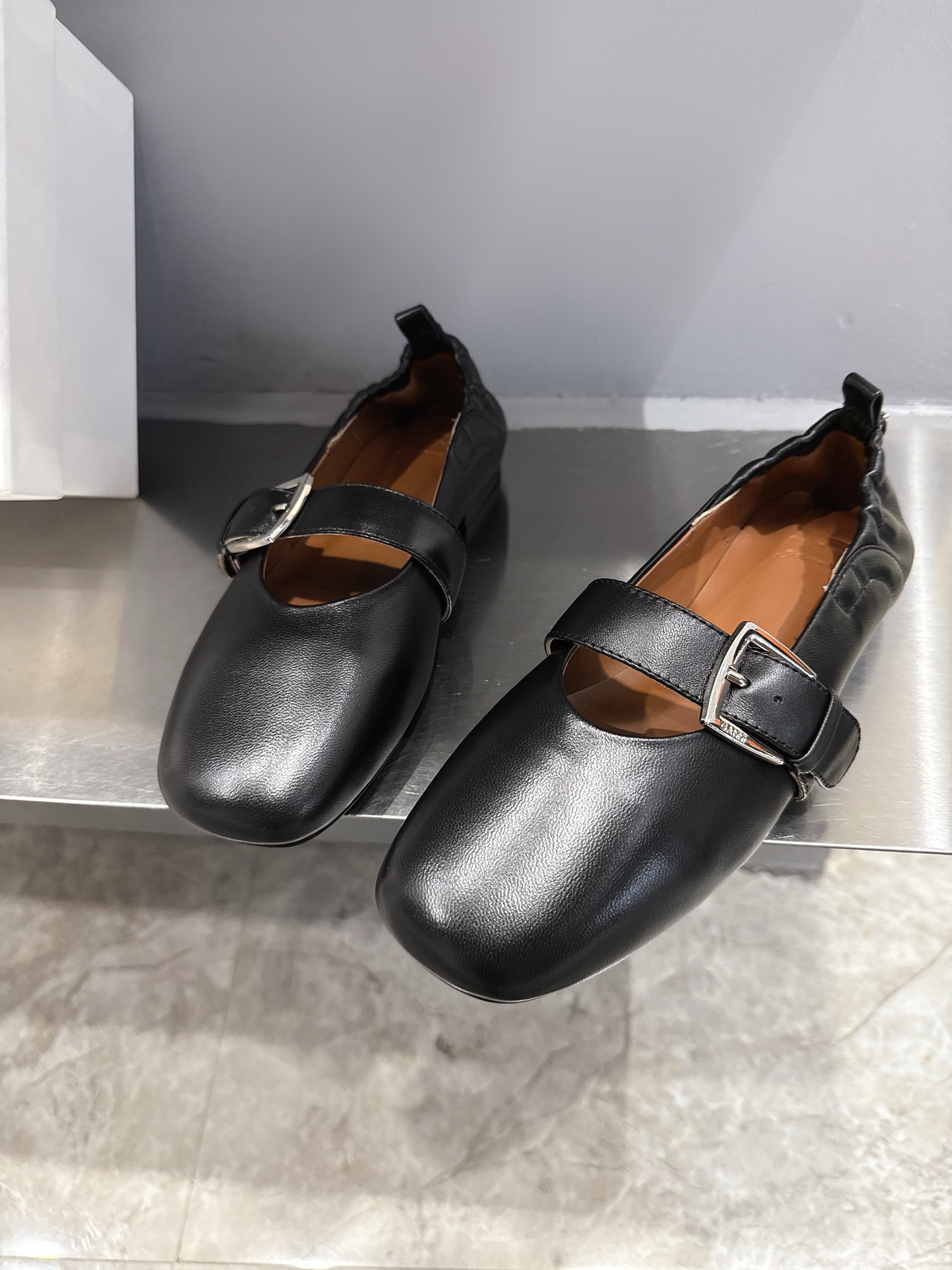 GANNI Spring/Summer ’25: Derby Shoes in Black, White, and Red - 图片 8