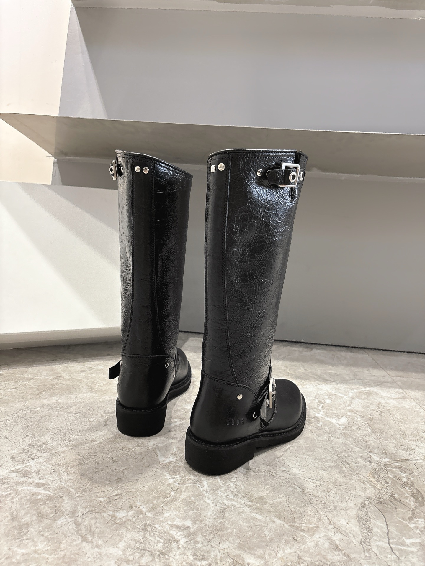 “Golden Goose 2024 Boots: Stylish Retrospect with Tiara-Cosm Design, $1350” - 图片 6