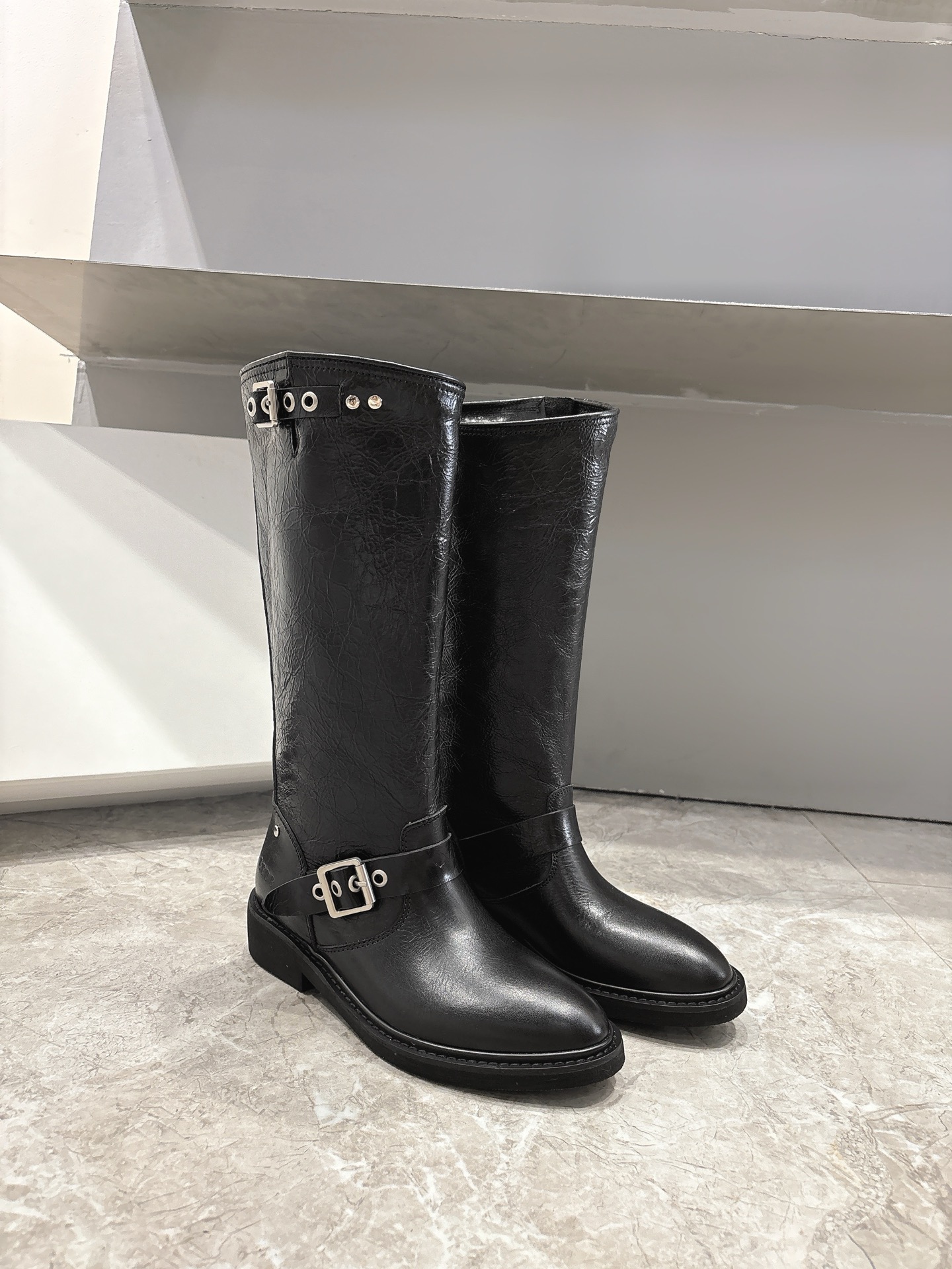 “Golden Goose 2024 Boots: Stylish Retrospect with Tiara-Cosm Design, $1350” - 图片 4