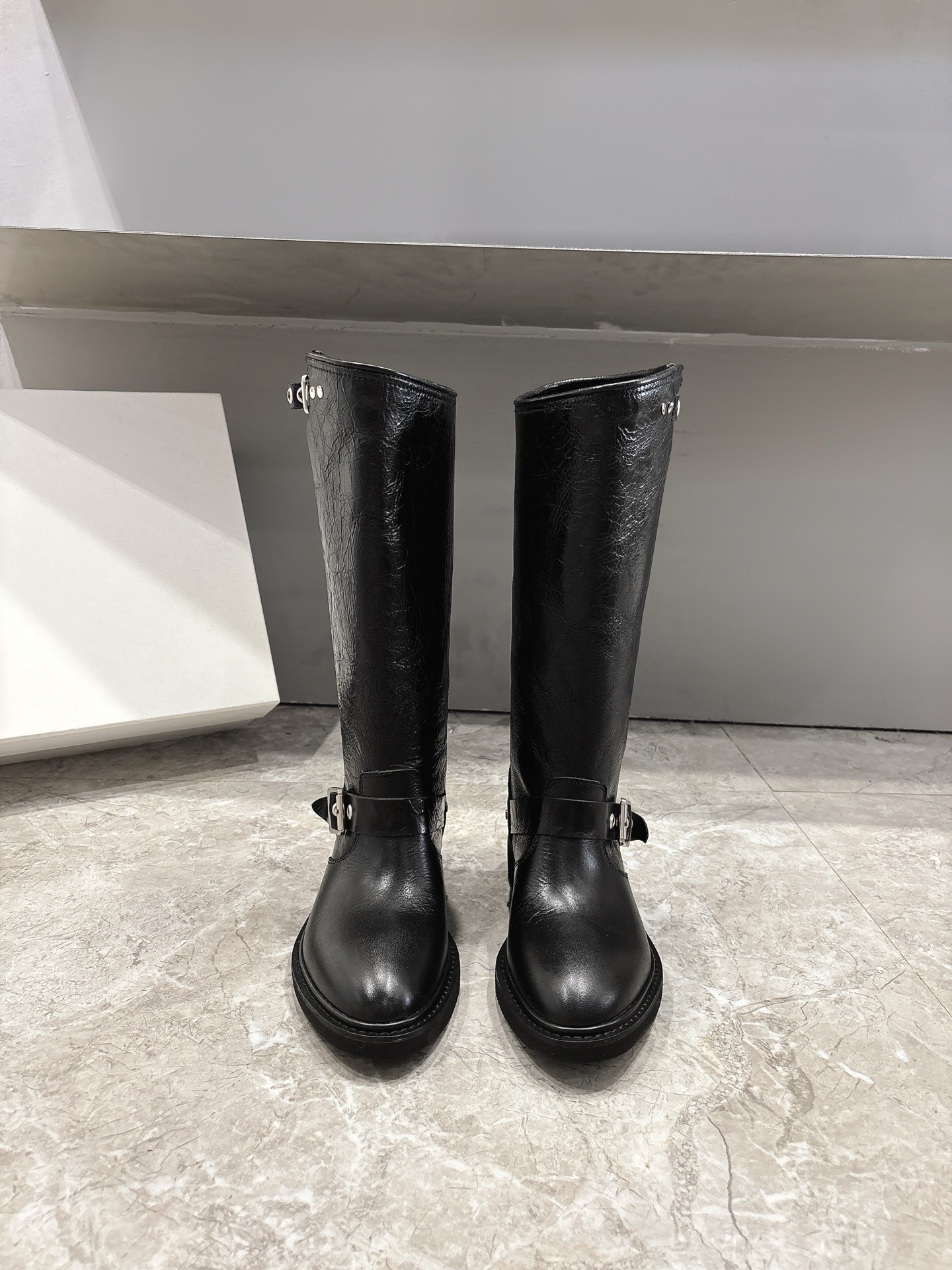 “Golden Goose 2024 Boots: Stylish Retrospect with Tiara-Cosm Design, $1350” - 图片 5
