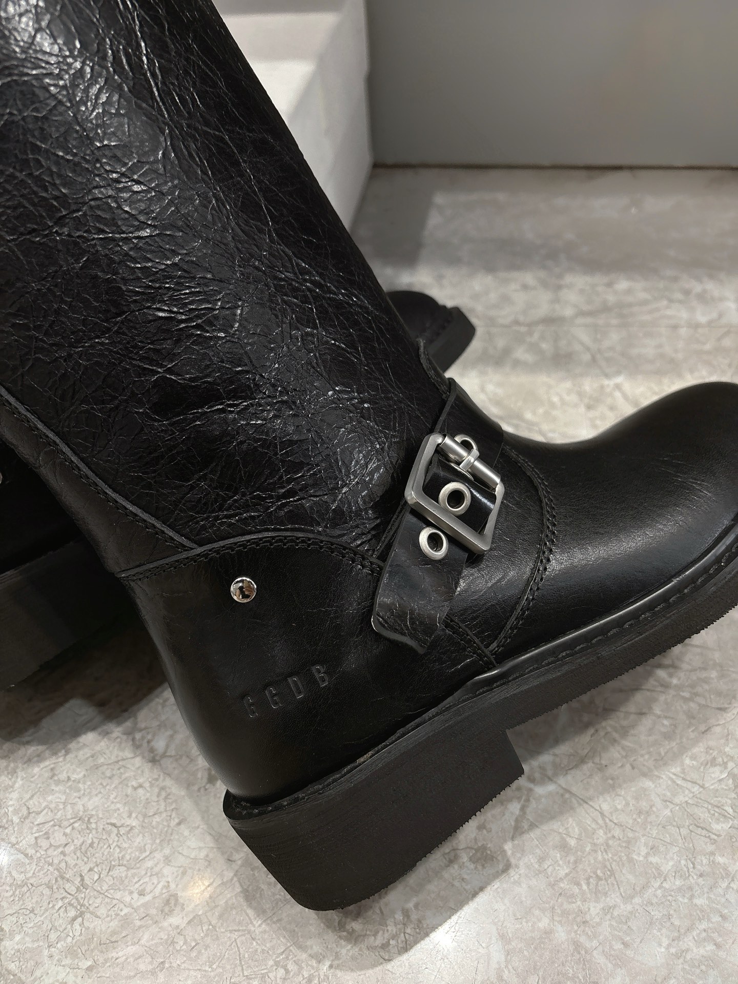 “Golden Goose 2024 Boots: Stylish Retrospect with Tiara-Cosm Design, $1350” - 图片 8