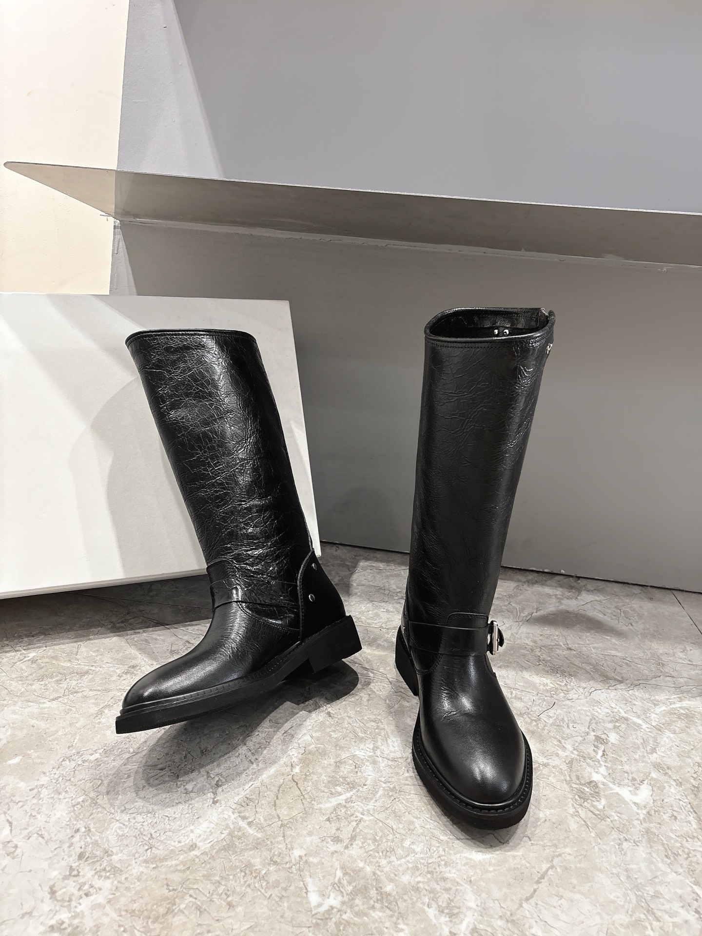 “Golden Goose 2024 Boots: Stylish Retrospect with Tiara-Cosm Design, $1350” - 图片 3