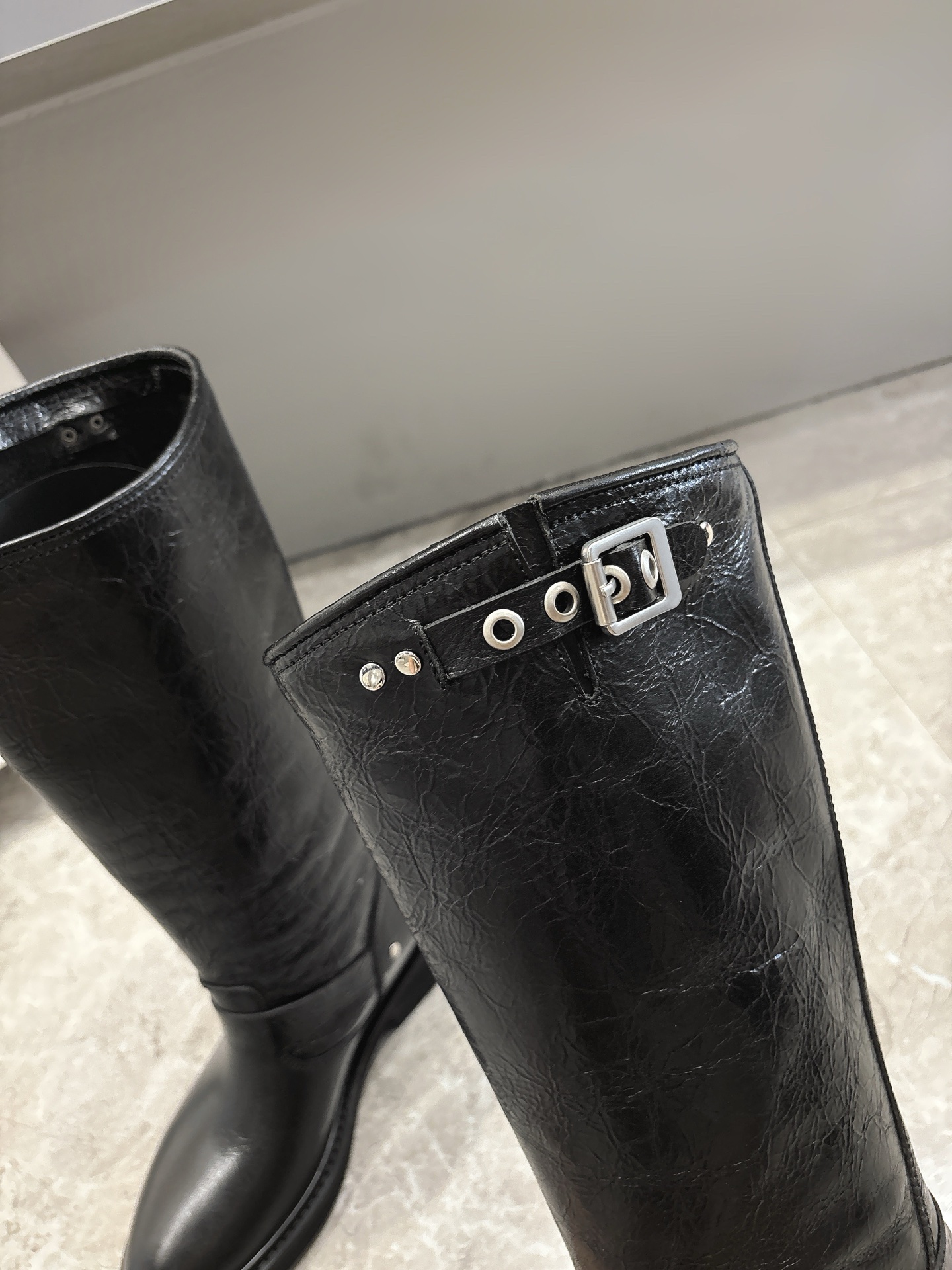 “Golden Goose 2024 Boots: Stylish Retrospect with Tiara-Cosm Design, $1350” - 图片 7