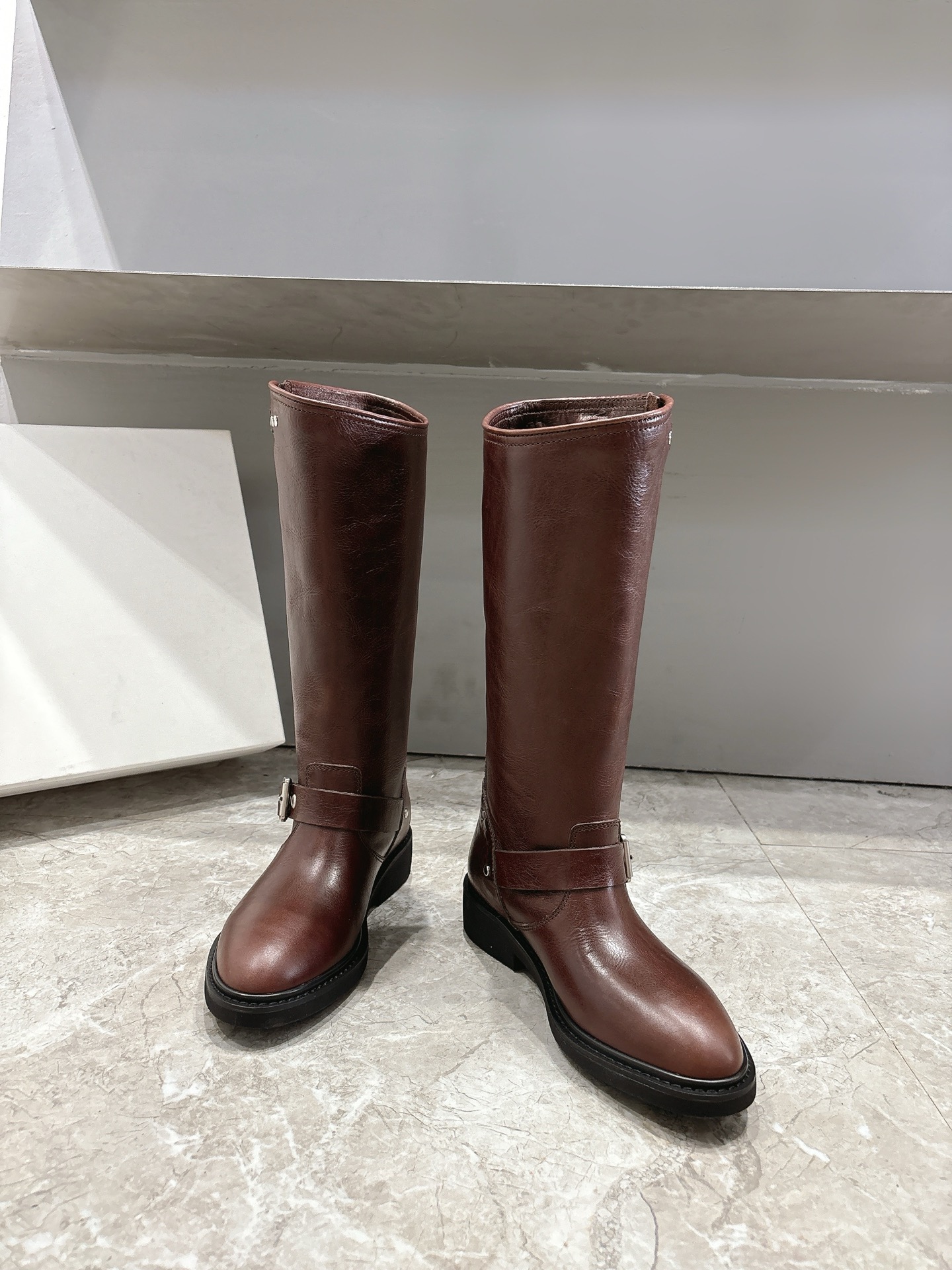 Golden Goose 2024 Boots: Stylish, Versatile, Luxurious – Tiara-Cosm Collection, Sizes 35-39.
