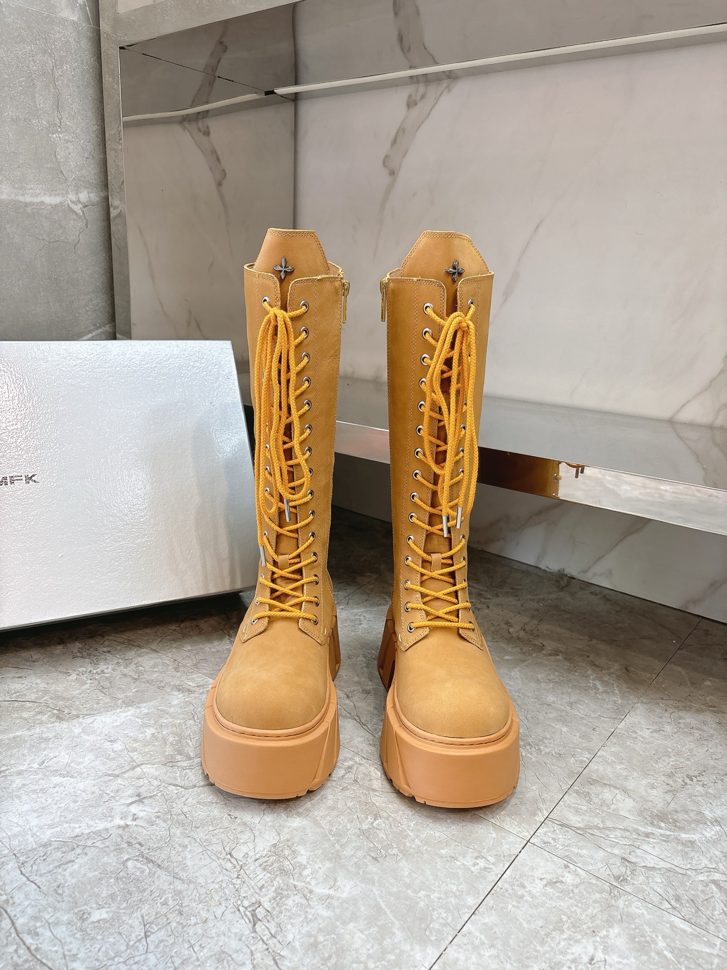 NO:448454,SMFK autumn and winter new natural wilderness series wasteland high boots recently, Martin boots can be entered with your eyes closed, one of the very fashionable items. Many internet celebrities and celebrities wear SMFK wasteland boots. They really get better and better. Super versatile pair of cowhide fabrics, sheepskin lining, exclusive private model TPU sole, size 35-39# (40# can be customized without return) Long boots Short boots Single shoes 270, boots single shoes, boots, cowhide, sheepskin19860909SMFK 秋冬新款自然荒野系列废土风高筒靴最近非常火爆的马丁靴,闭眼可入,非常时髦的单品之一超多网红博主、明星都穿SMFK的废土风靴子,真的是越看越上头,超级百搭对版牛皮面料,羊皮内里,独家私模TPU大底,码数35-39#（40#可订做不退换） 长靴 短靴 单鞋270,靴子单鞋,boots,cowhide,sheepskin,Women's Shoes