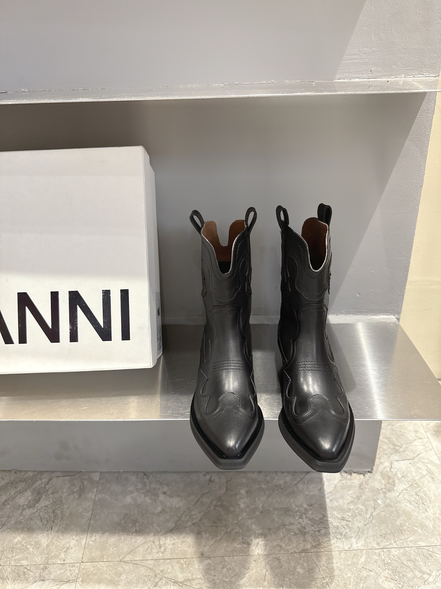 Trendy Boots: Western Cowboy vs. Ganni American Style - 图片 2