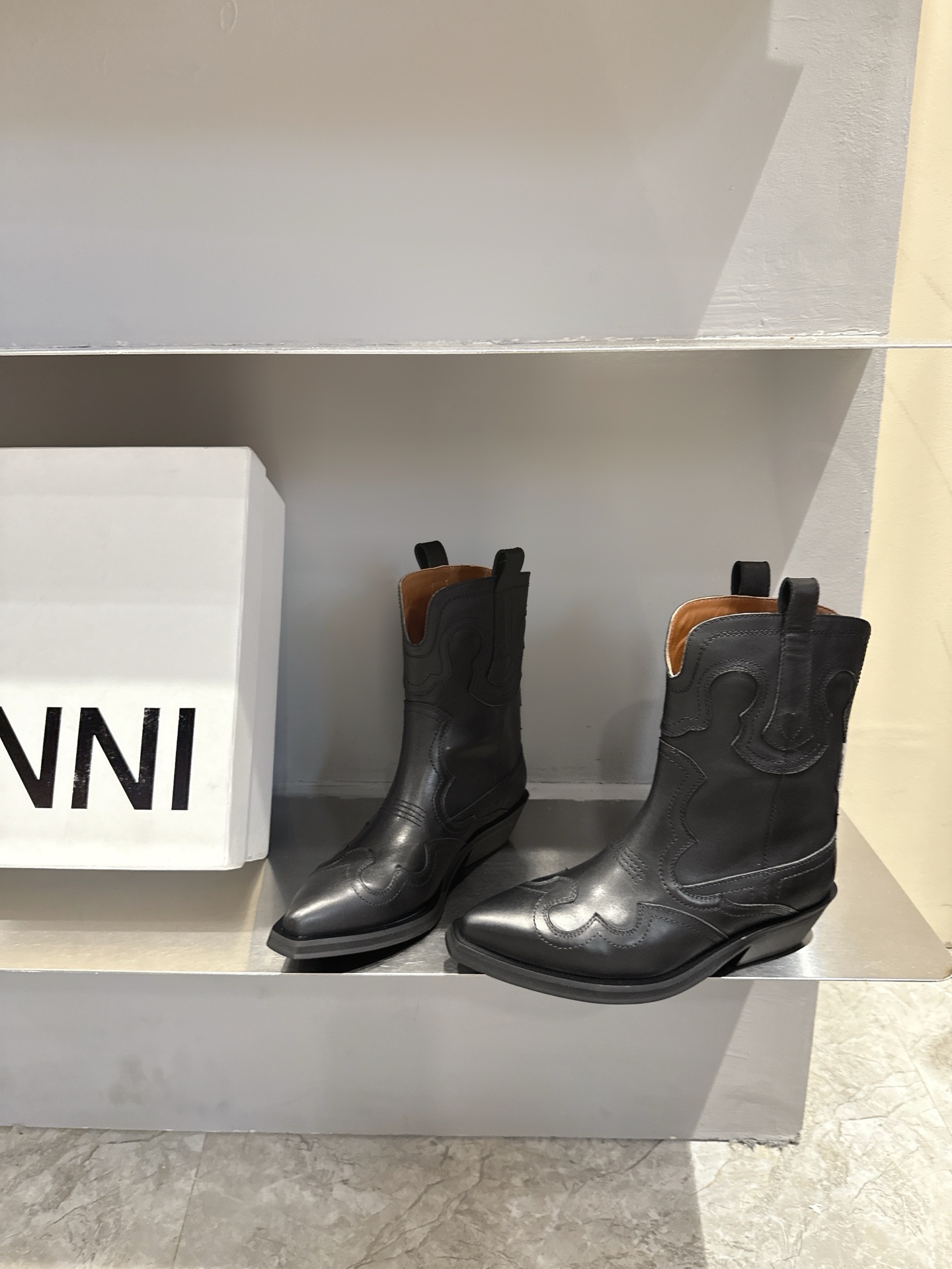 Trendy Boots: Western Cowboy vs. Ganni American Style - 图片 1