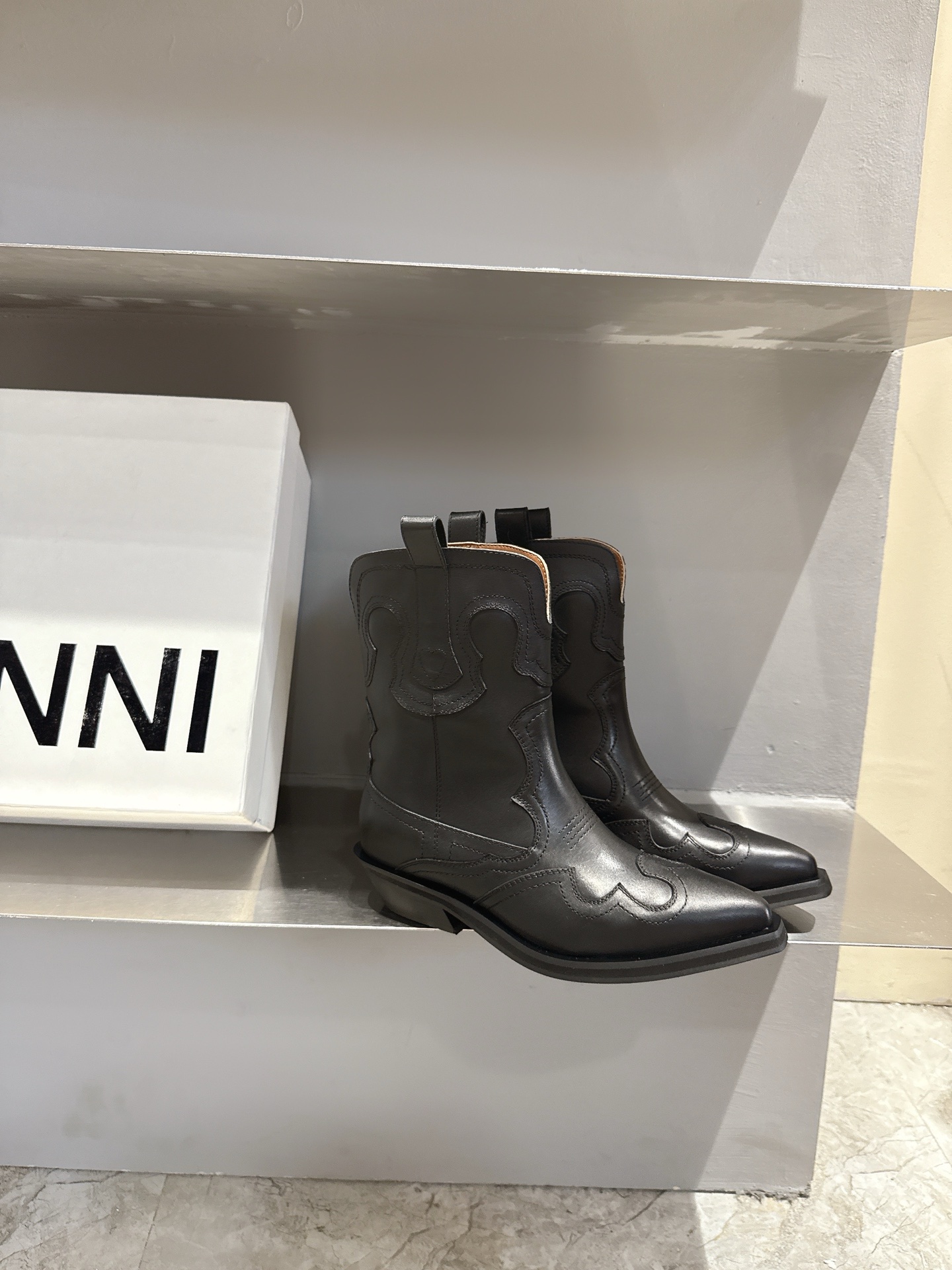 Trendy Boots: Western Cowboy vs. Ganni American Style - 图片 4