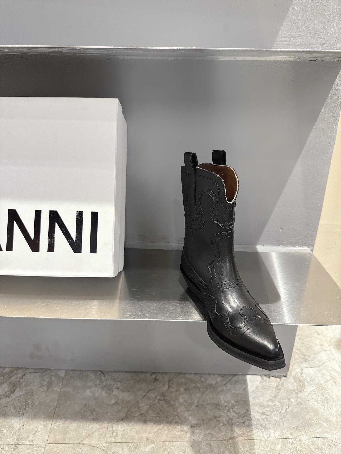 Trendy Boots: Western Cowboy vs. Ganni American Style - 图片 5