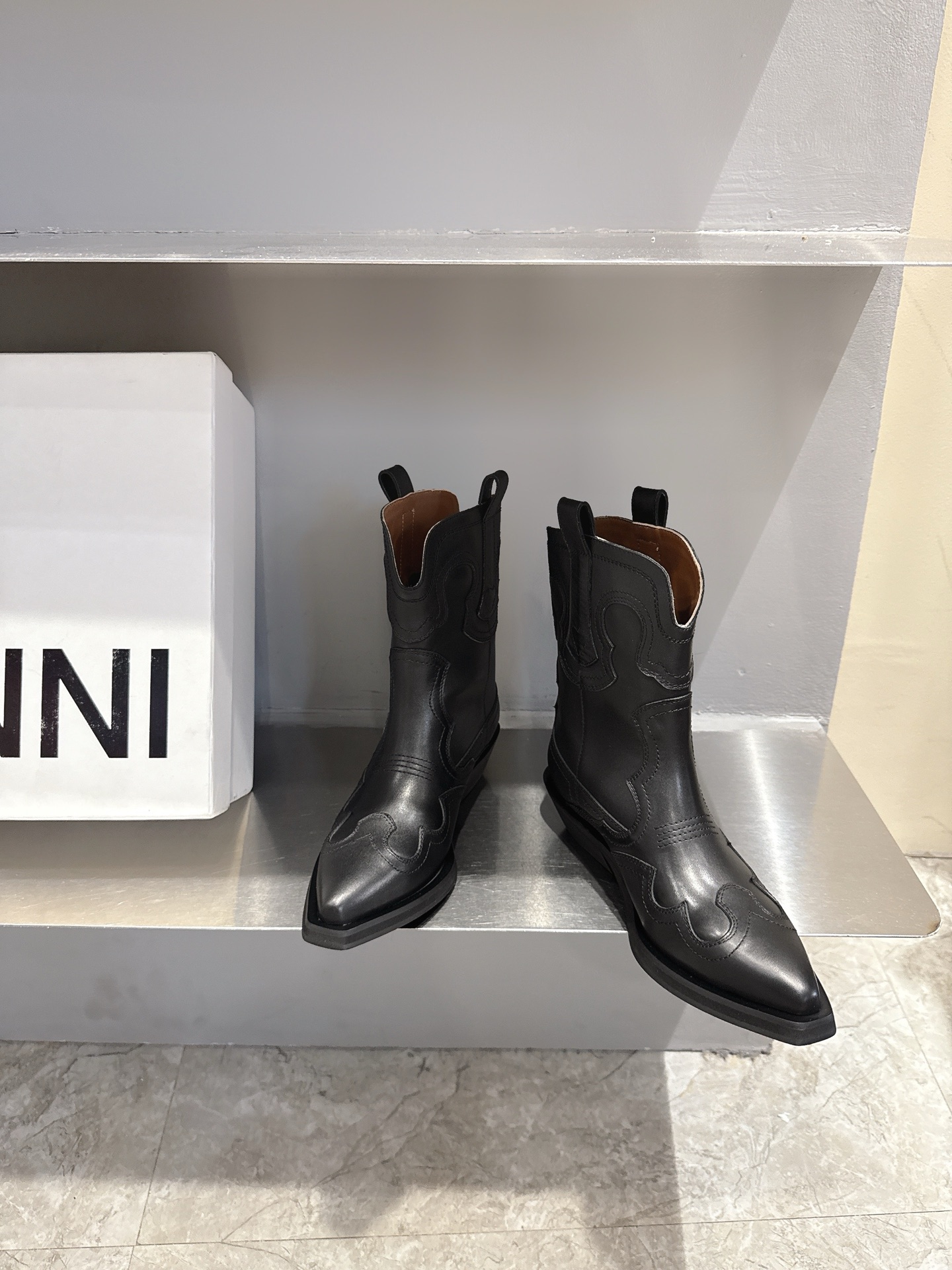 Trendy Boots: Western Cowboy vs. Ganni American Style - 图片 3